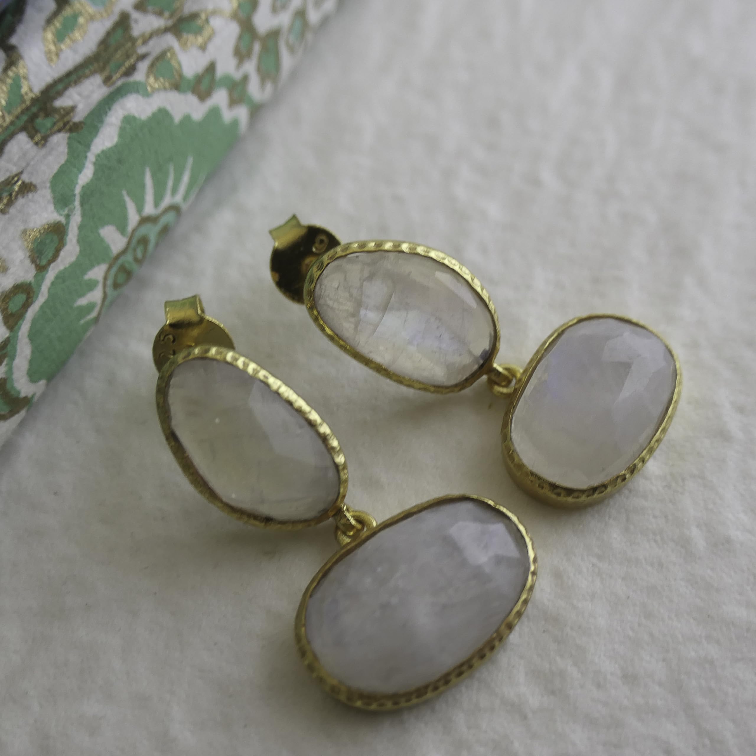 Pendientes colgantes de plata de ley bañada en oro con piedra lunar (piedra preciosa natural)
