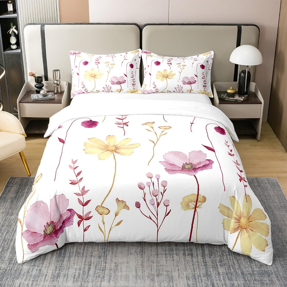 Ensemble de lit blanc minimaliste et fleuri pour une chambre parentale cosy