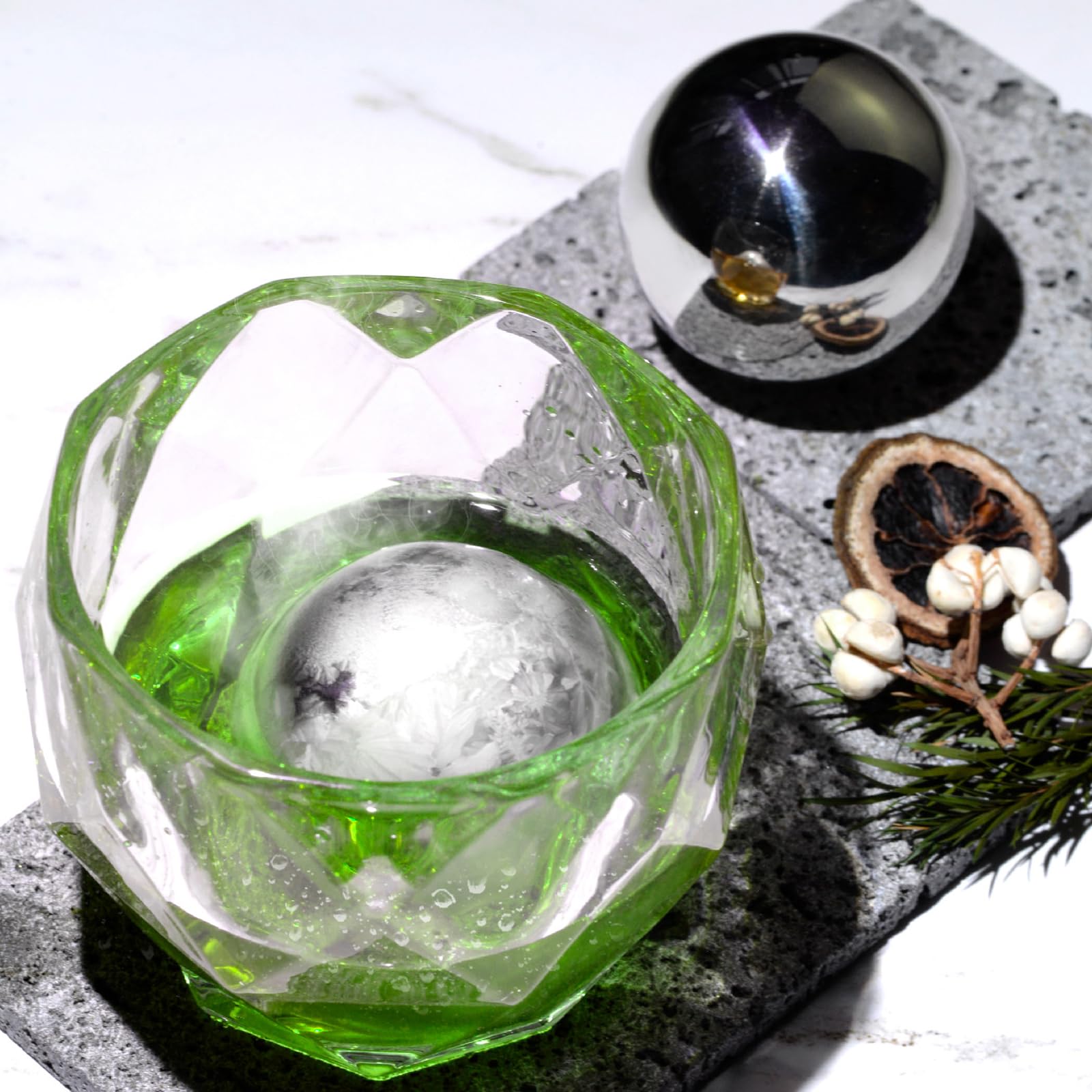 Ice stainless steel balls into drinks | Cool Mania, image size:1600x1600