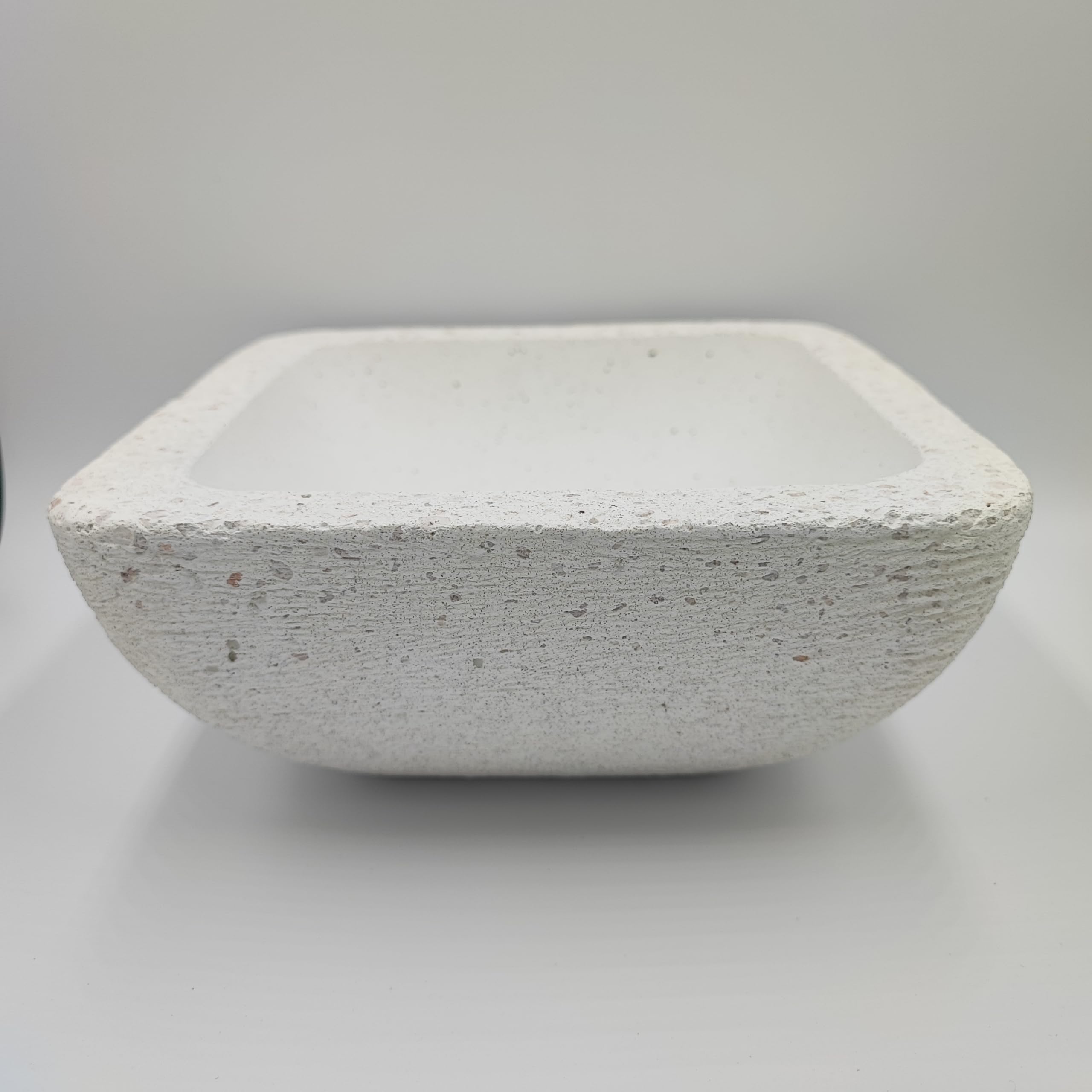 Pot de fleurs en béton blanc pour cactus sur bureau moderne