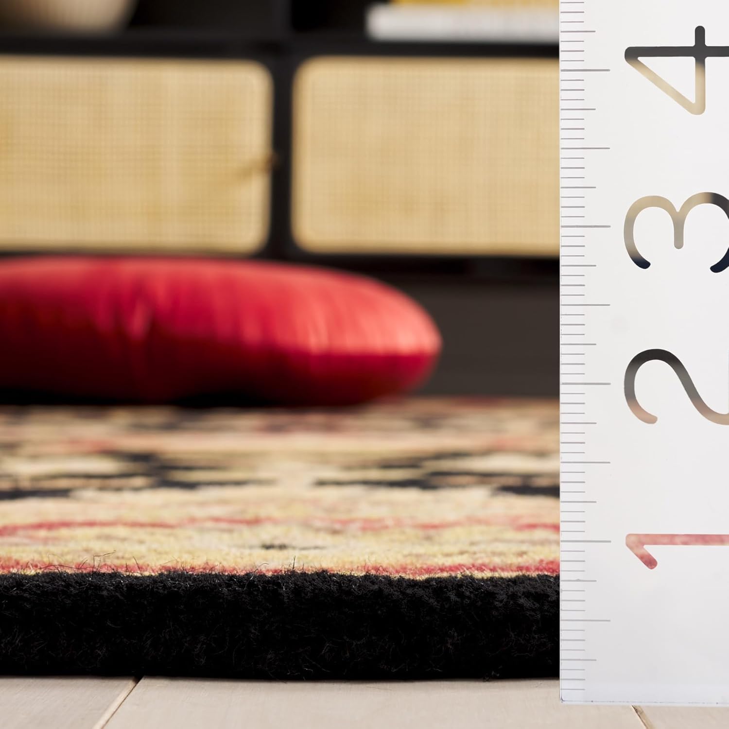SAFAVIEH Heritage Collection Area Rug - 3'6" Round, Black & Red, Handmade Traditional Oriental Wool, Ideal for High Traffic Areas in Living Room, Bedroom (HG112A)