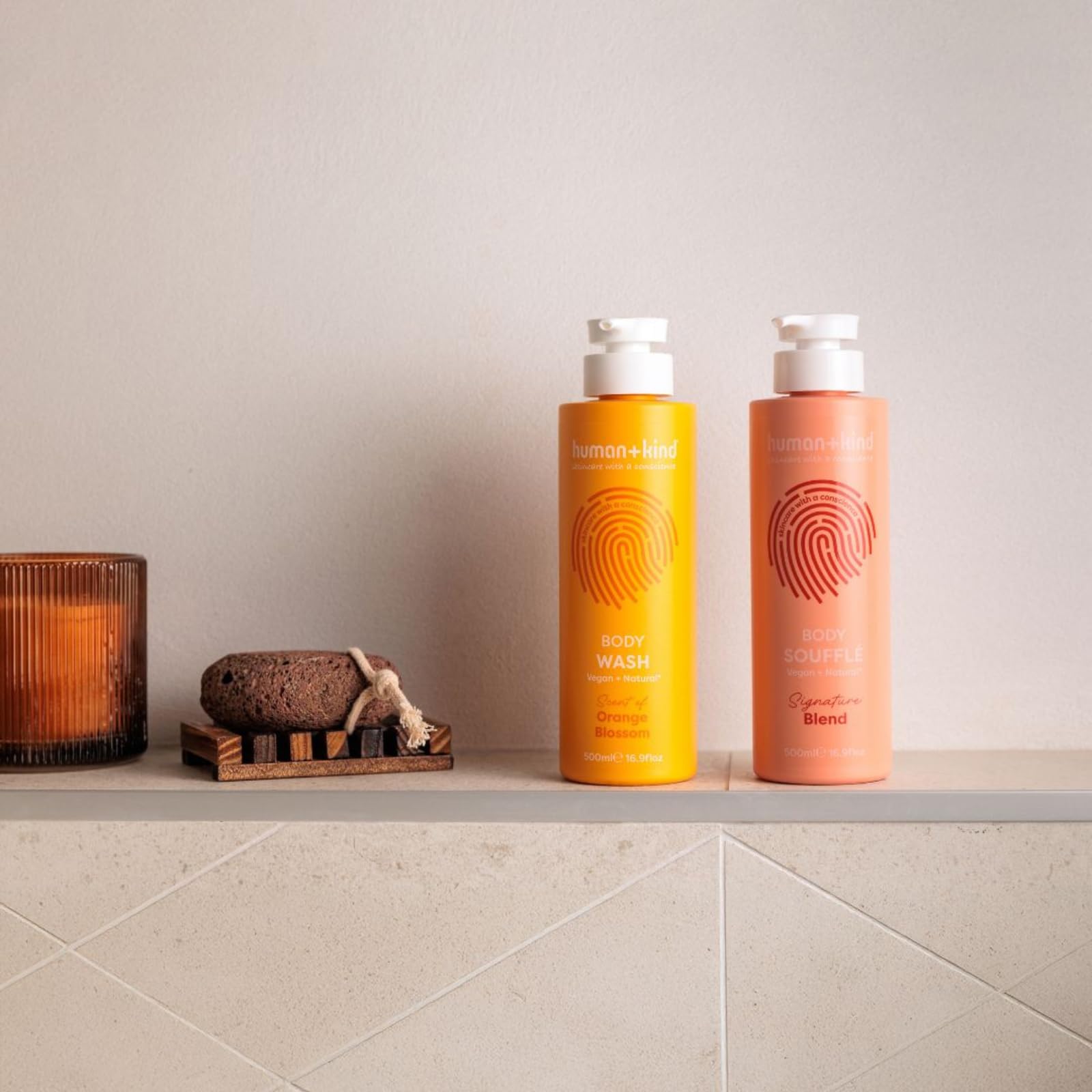 Human+Kind - Body Souffle - Lecht Schlagsahne-Feuchtigkeitscreme schnell ein - idealny do trockene oder zu ekzemen tendencyjnych Haut - natürliche, vegan Hautpflege - Flasche o pojemności 500 ml.