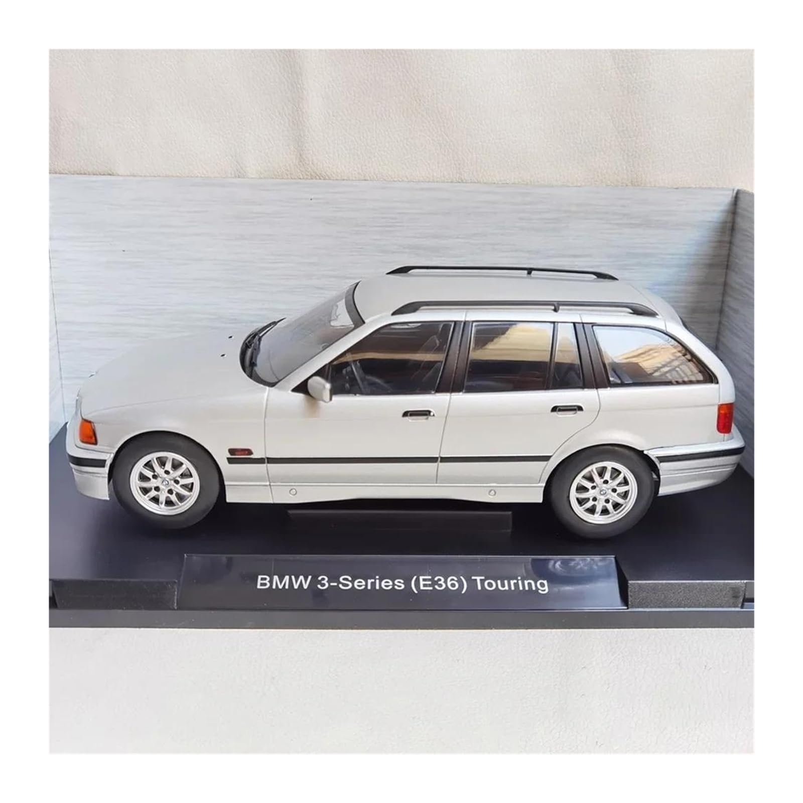 Metallo Scala Replica Modello auto in lega pressofusa BMW 325i E36 Touring in scala 1 18 collezione di decorazioni per la casa Hobby Veicoli Giochi Set