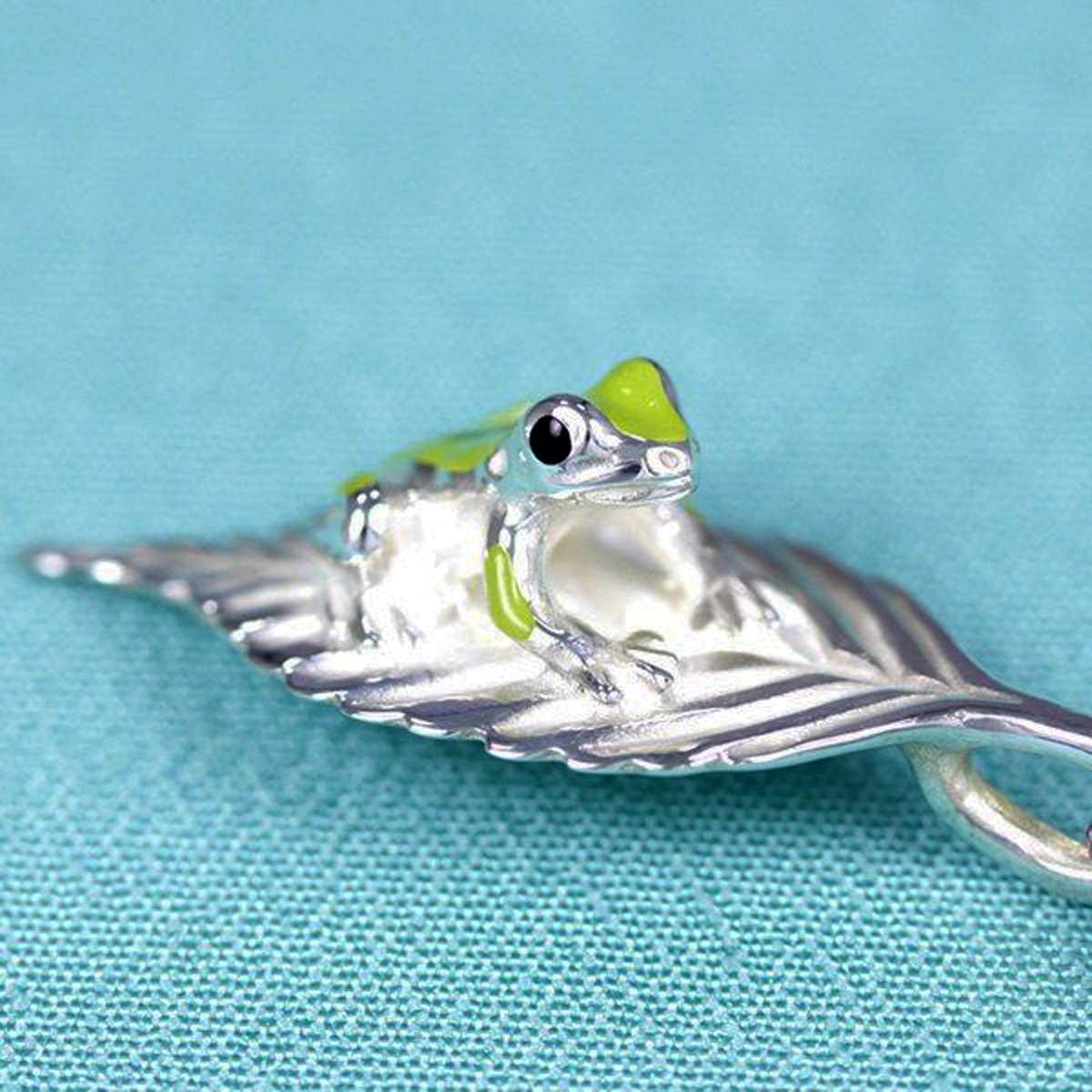 [梅都工房] 根付 銀製 紫陽花葉に蛙・かえる・カエル 足揃 小 彩色 作品