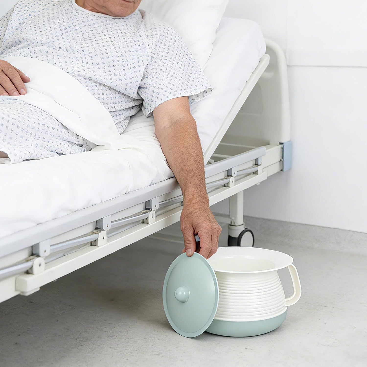 Portable Adult Urine Pot with Lid, Handheld Bedpan Urinal Pan for Elderly and Disabled, Lightweight Plastic Chamber Pot for Home and Travel Use