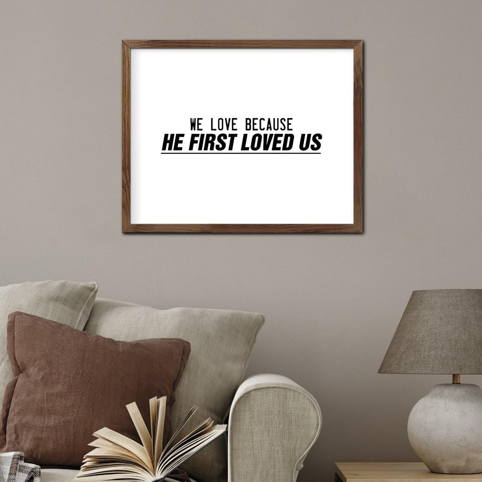 Decorazione da parete in legno incorniciata con scritta in inglese "We Love Because He First Loved Us", decorazione da parete in legno, 40,6 x 50,8 cm, scrittura, biblica, in legno, da appendere,