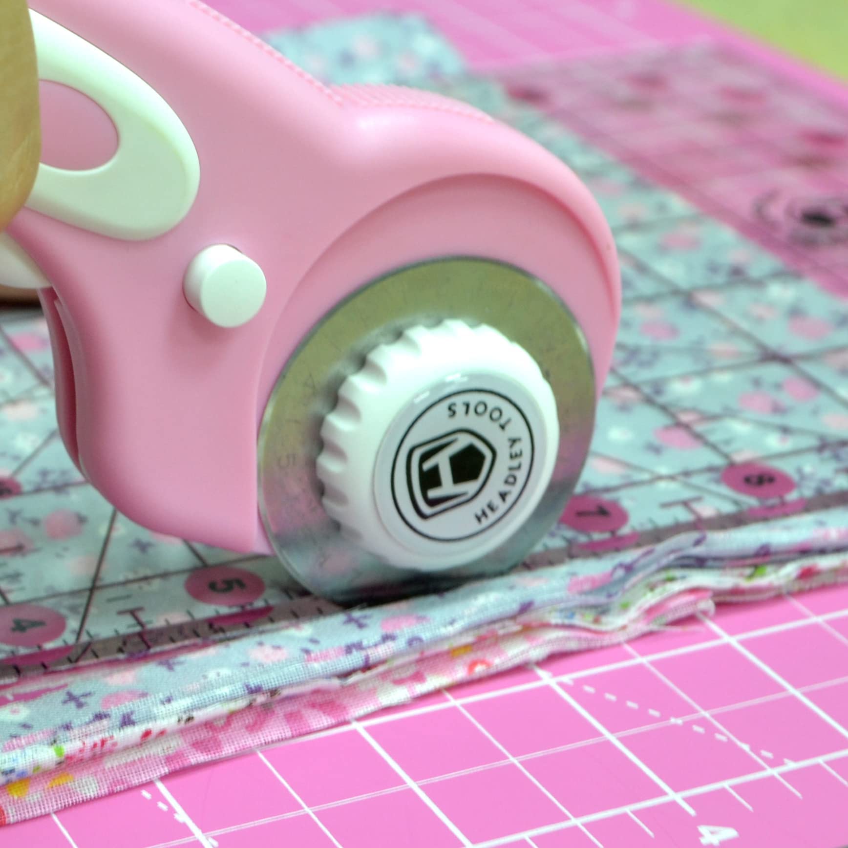 Rollschneider-Set Rosa - Quilt-Kit inkl. 45 mm Stoffschneider, 5 Ersatzklingen, A2-Schneidematte, Acryl-Quilt-Lineal und Nähclips, Bastelmesser-Set, ideal zum Basteln, Nähen, Patchworken