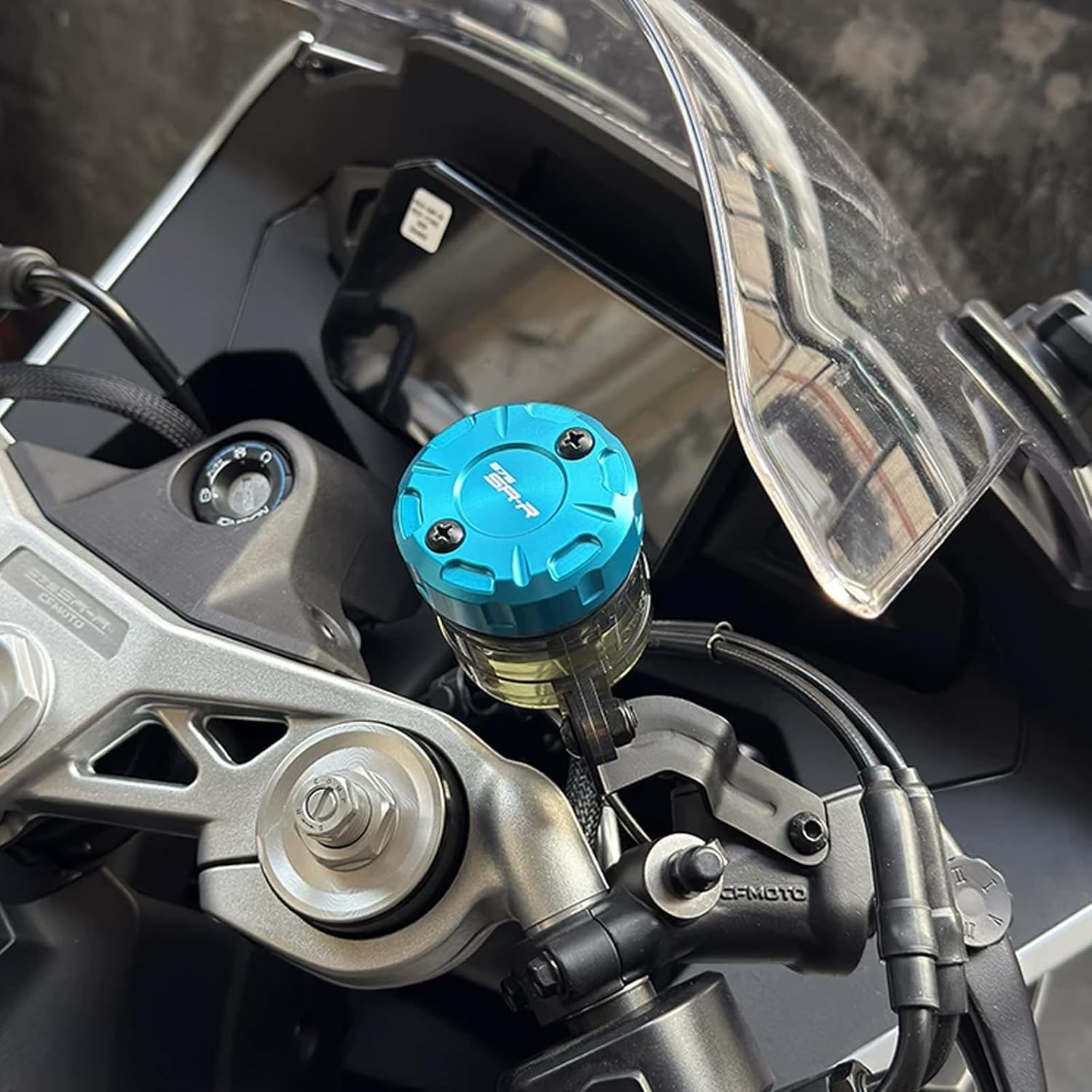 CNC Aluminum Motorcycle Brake Fluid Reservoir Cap, Front Master Cylinder Cover for CFMOTO 675SS 675SR 675SR-R 675NK, Coolant Reservoir Tank Cover Oil Cup Cap (Blue)