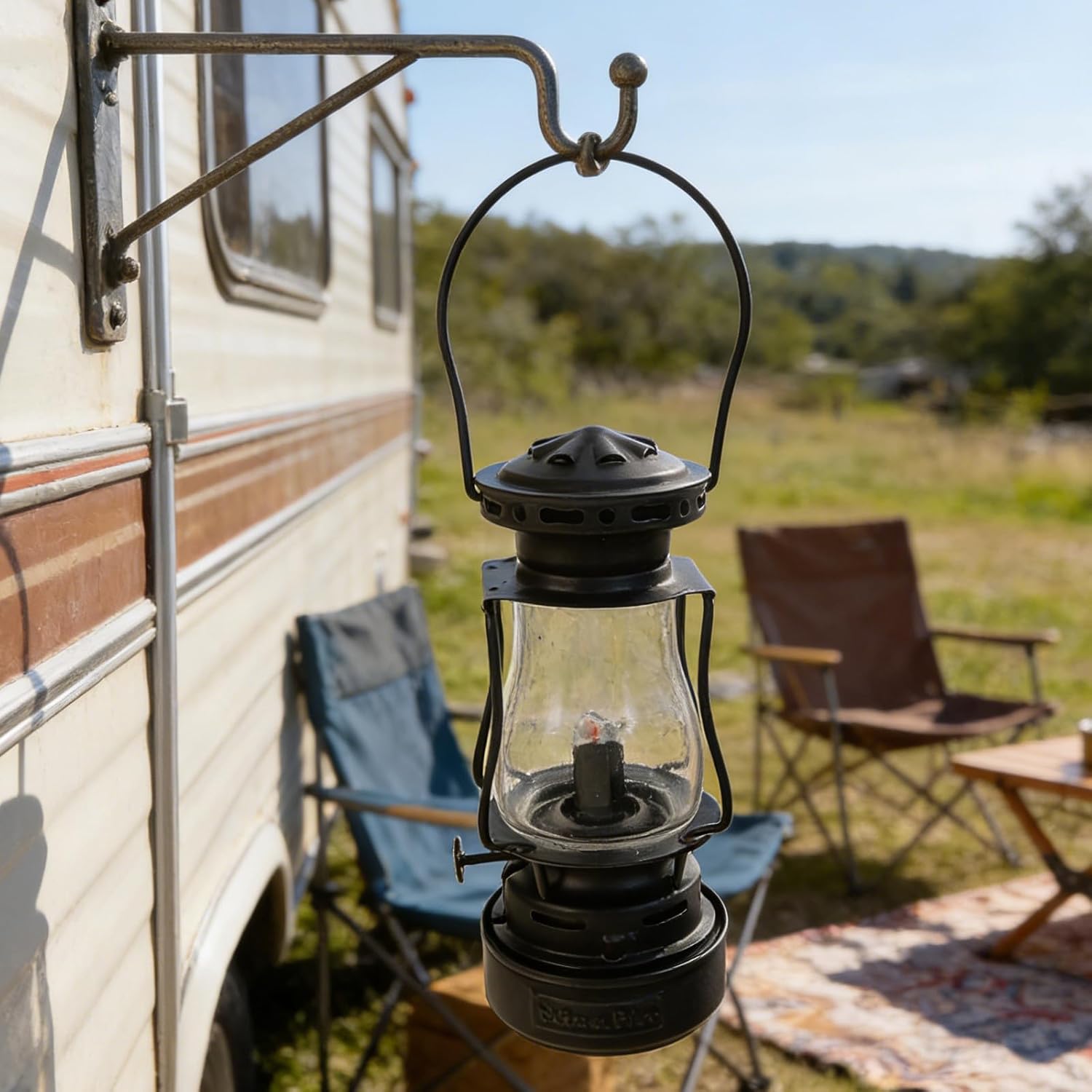 1 Set Kerosene Oil Lanterns - Old Fashioned Metal Camping Hurricane Lantern with Carry Handle - Windproof Oil Lamp for Outdoor Picnic Camping Indoor Use