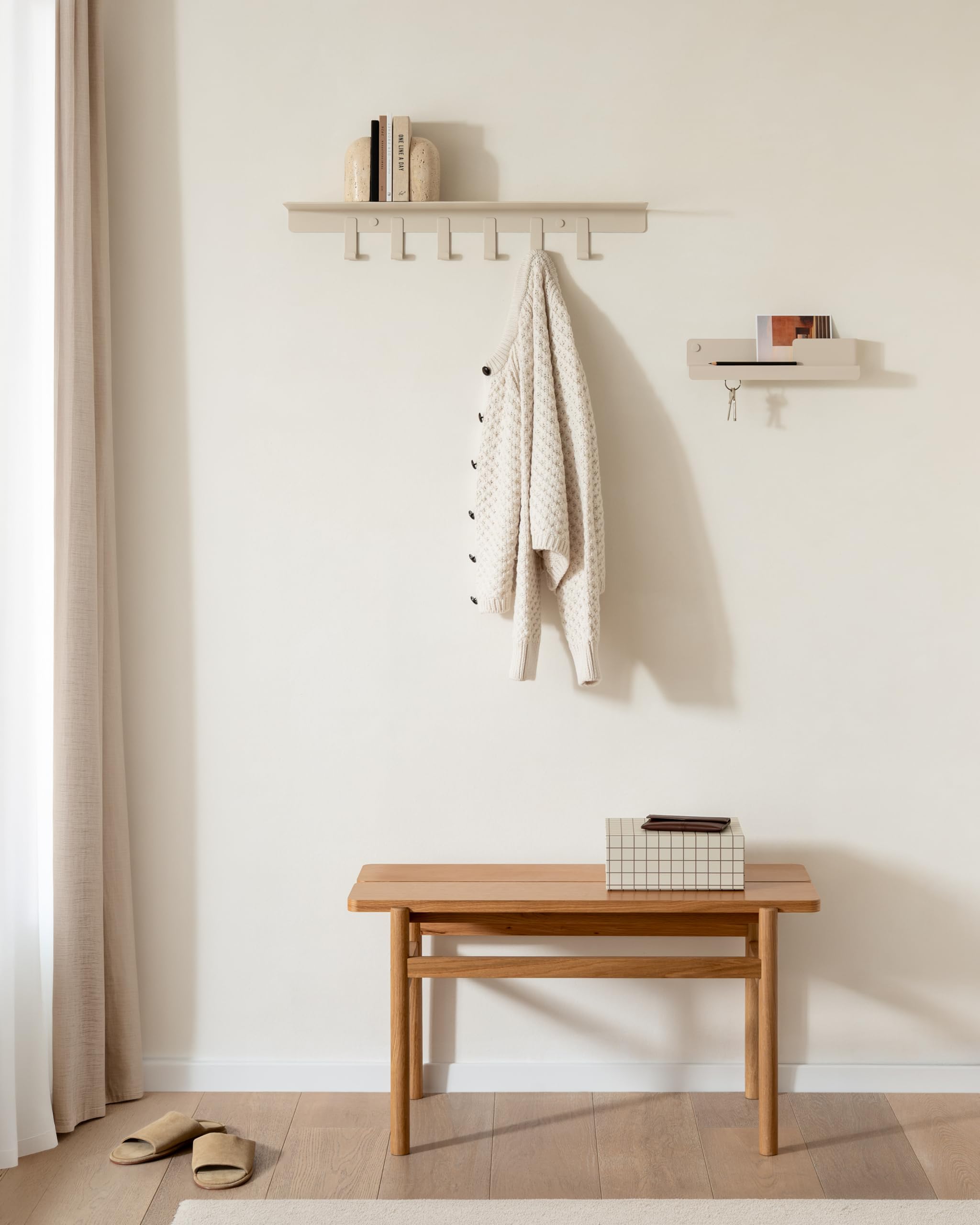 Kazai. Attaccapanni a muro 'Holmsen' | Appendiabiti da parete design moderno con mensola | Attaccapanni con mensola in metallo | Appendi giacche da muro per ingresso | Sabbia Taupe