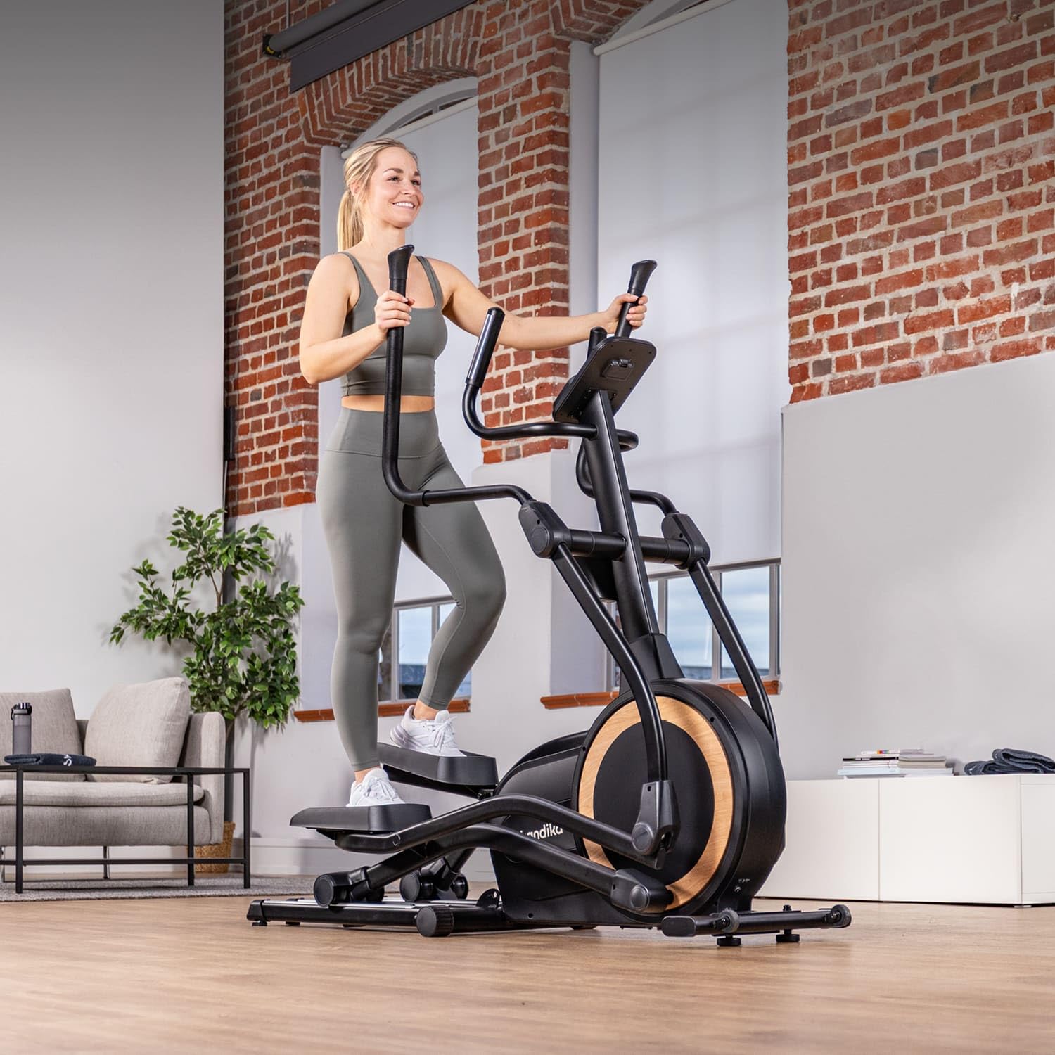 Skandika Crosstrainer für Zuhause Carbon P25-G, Crosstrainer klappbar, sehr leise, mit Generator verbraucht kein Strom, 32 Stufen, Kinomap App kompatibel, kompakt, Cardio, Ellipsentrainer Bis 150Kg