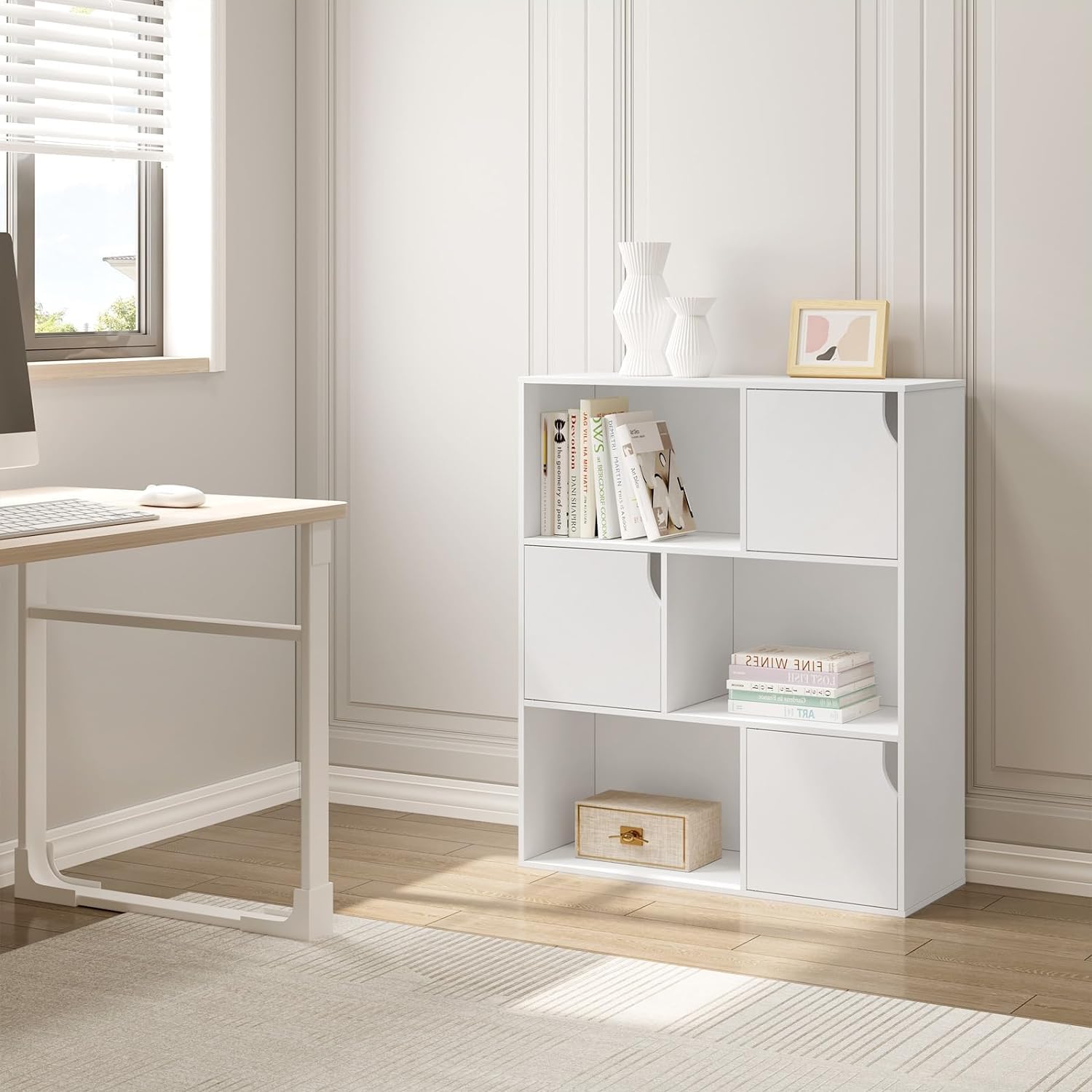 eSituro Libreria de 3 Niveles, Estanteria Almacenaje con 6 Compartimentos | Con Puertas, Organizador de Libros y Juguetes para Dormitorio, Oficina o Estudio, 80x30x96 cm, Blanco, SBKC0050