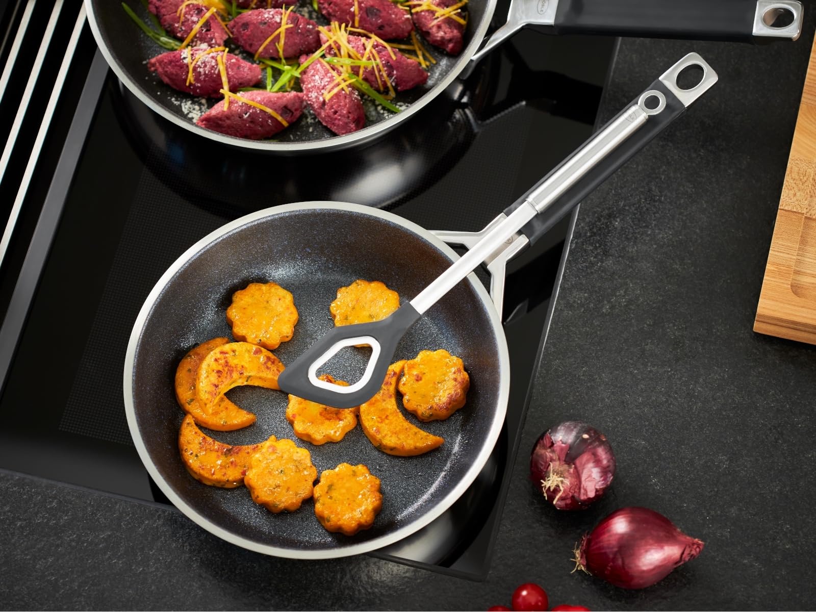 RÖSLE SILENCE PRO Bratpfanne, Pfanne mit kratzfester Premium-Antihaftversiegelung ProResist, Silikongriff, 28 cm, Edelstahl 18/10, induktionsgeeignet, spülmaschinengeeignet, Silberfarben/Schwarz
