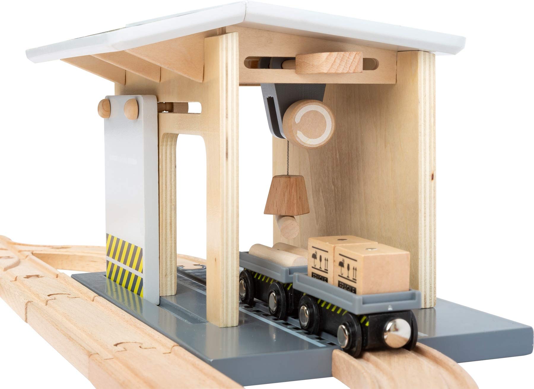 Small Foot 11377 Güterbahnhof aus Holz, mit LKW, Lok, Schiebetor, 360 Grad drehbarem Kran und Schienen, ab 3 Jahren