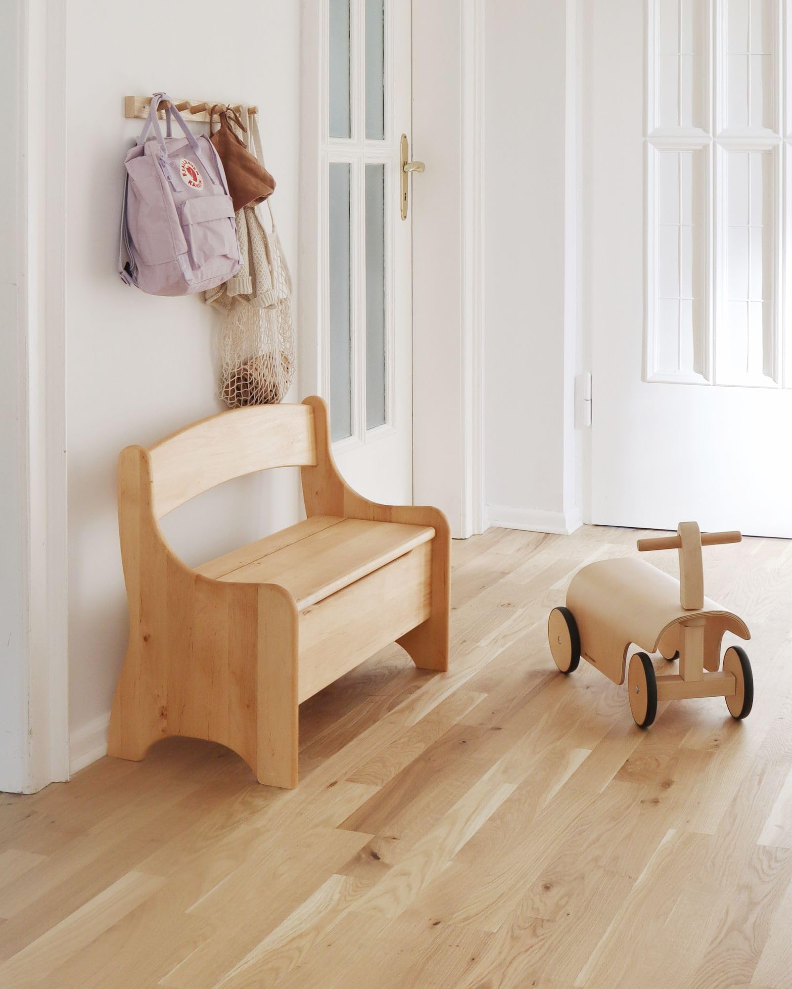 Original Kindersitzbank Levin von BioKinder® | Truhenbank mit Geheimfach aus Bio-Erlenholz | L 70 cm x B 36cm x H 55 cm