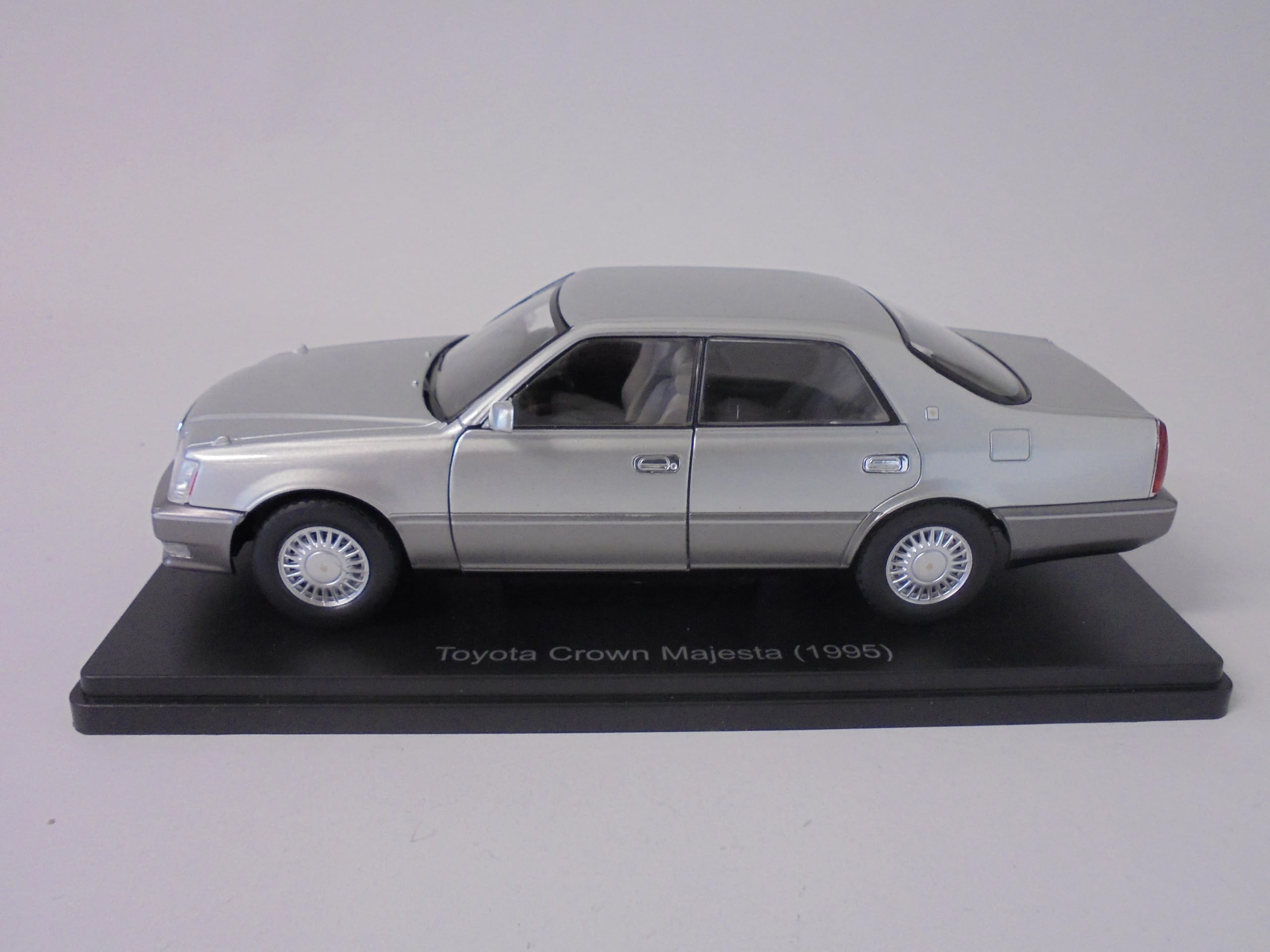 OPO 10 - 1/24 scale model car compatible with Toyota Crown Majesta 1995 - Hachette Japan VQJ199, Multicolor - Image 3