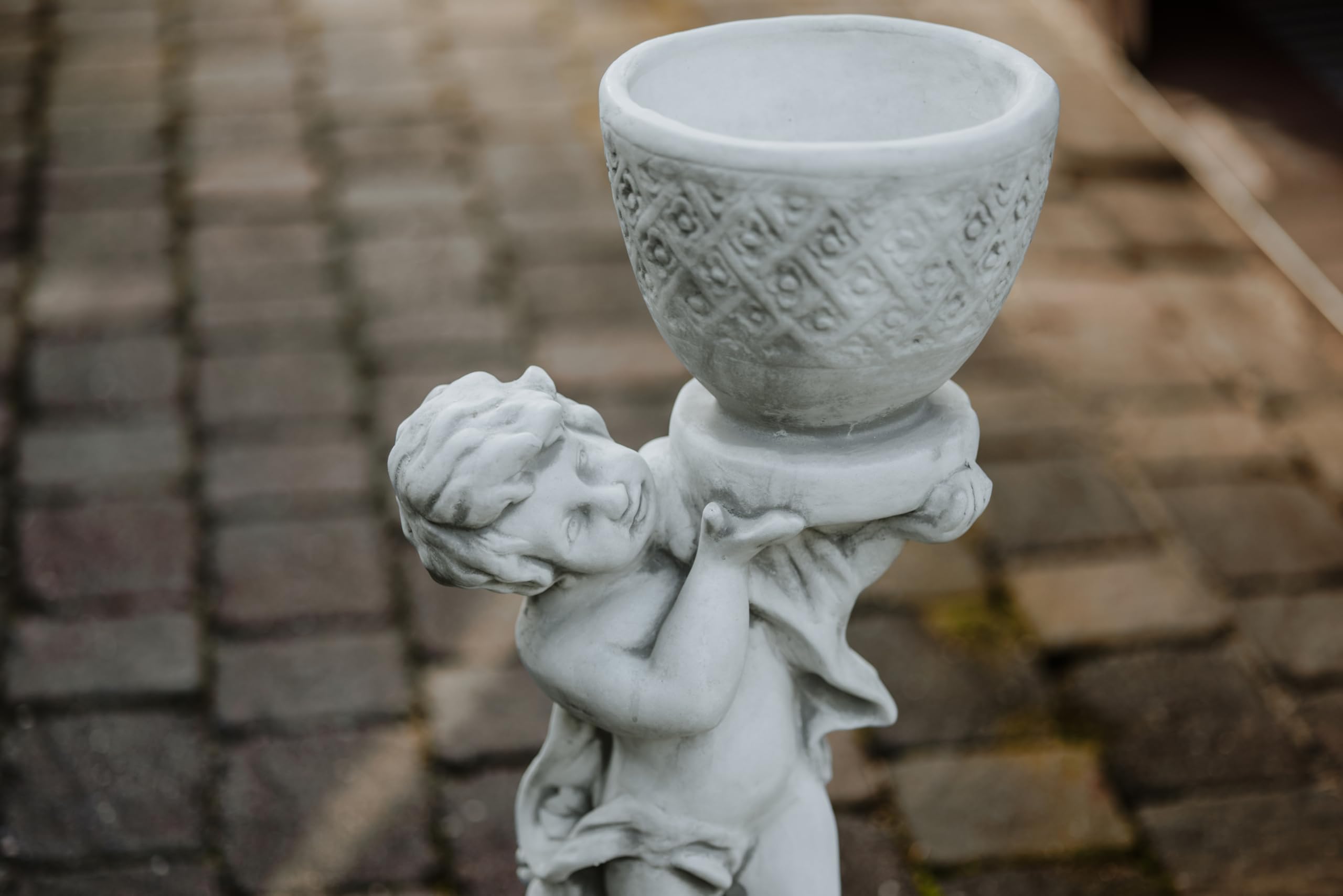 gartendekoparadies.de Junge mit Blumentopf Pflanzgefäß aus Steinguss, H. 66 cm, 2 Liter, 23 kg, Grau, frostsicher für Außenbereich
