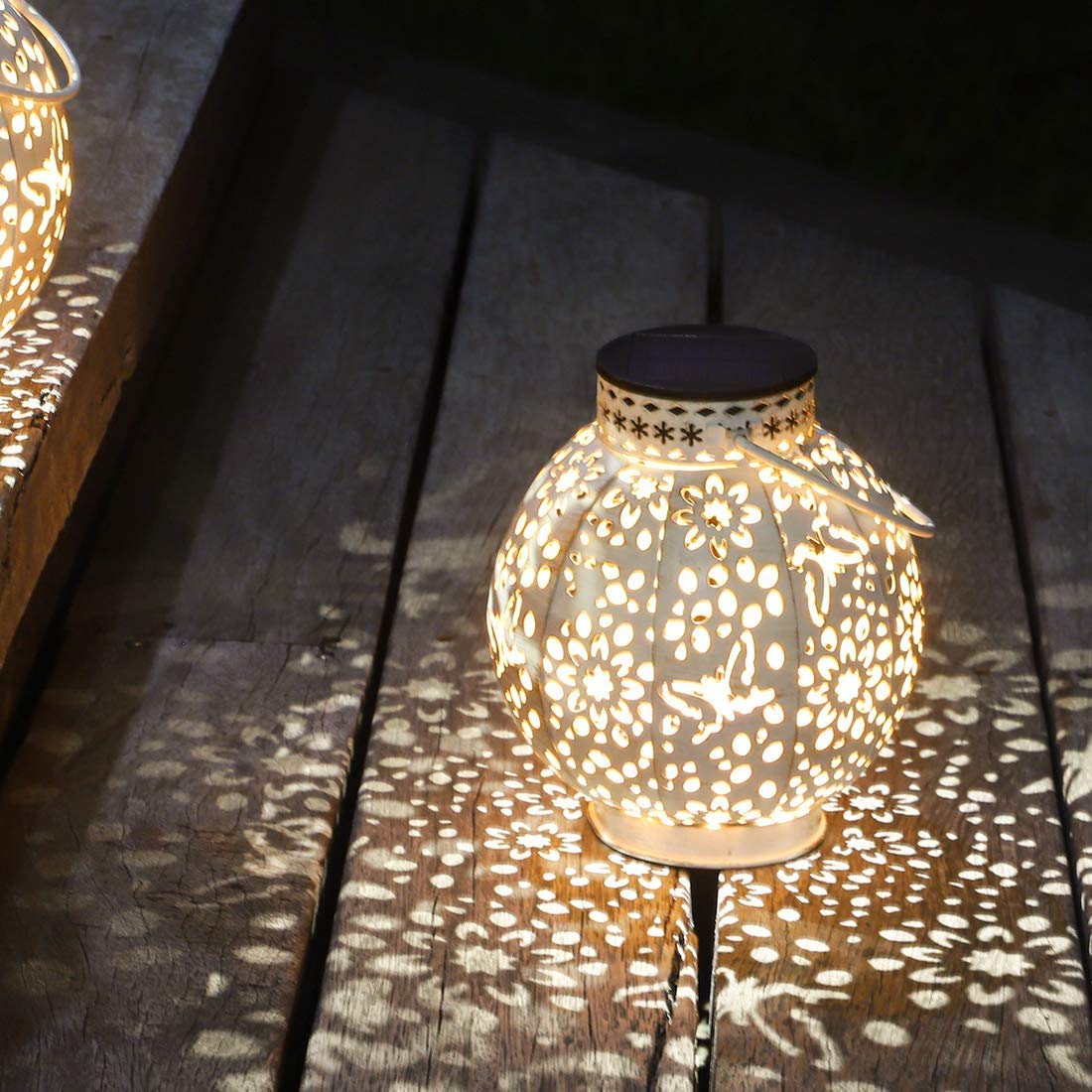 Lot de 2 lanternes solaires d'extérieur à suspendre – Lumières décoratives LED en métal étanche avec ombre coulée (blanc)