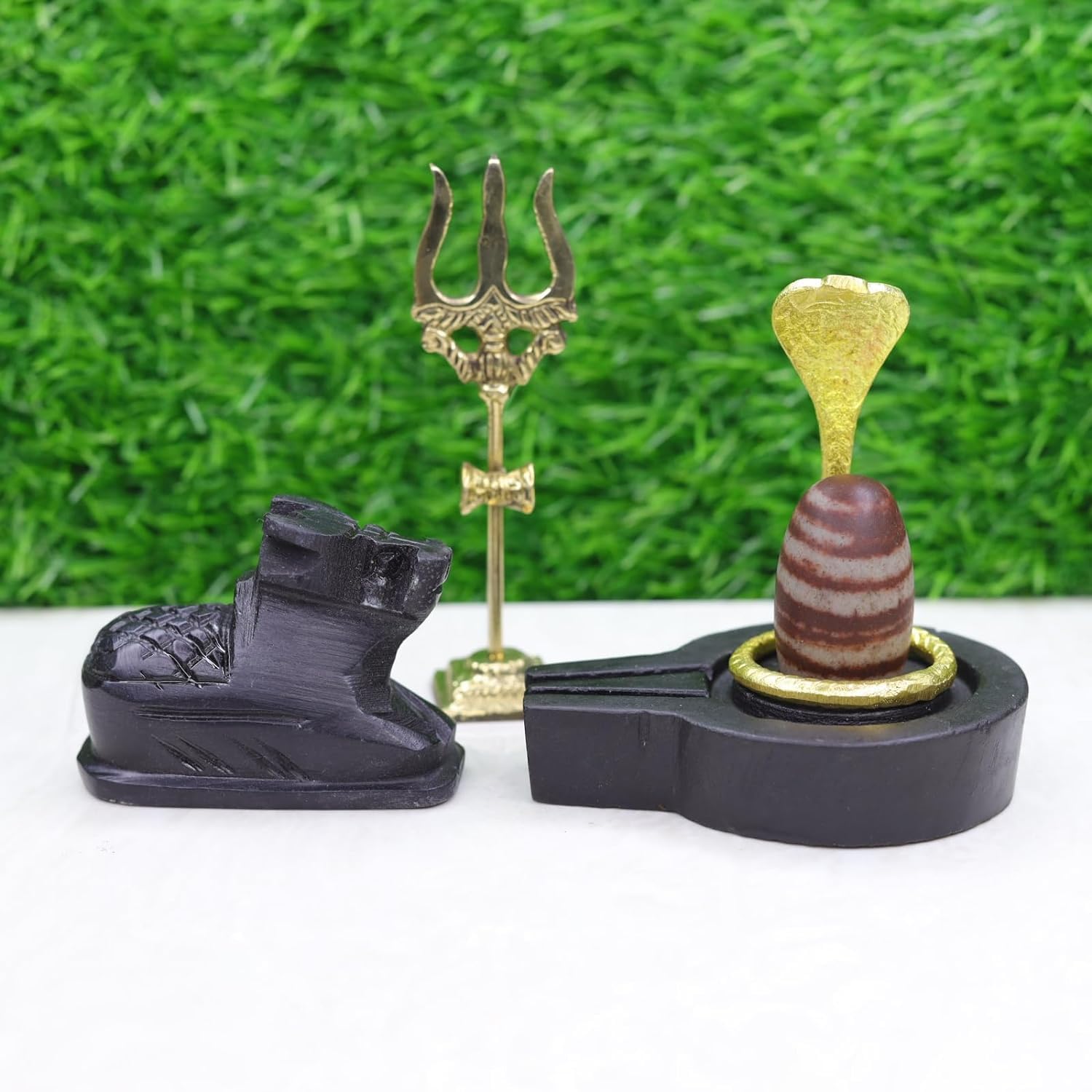 Shiva Lingam en pierre sacrée Narmadeshwar et attributs ciselés en laiton