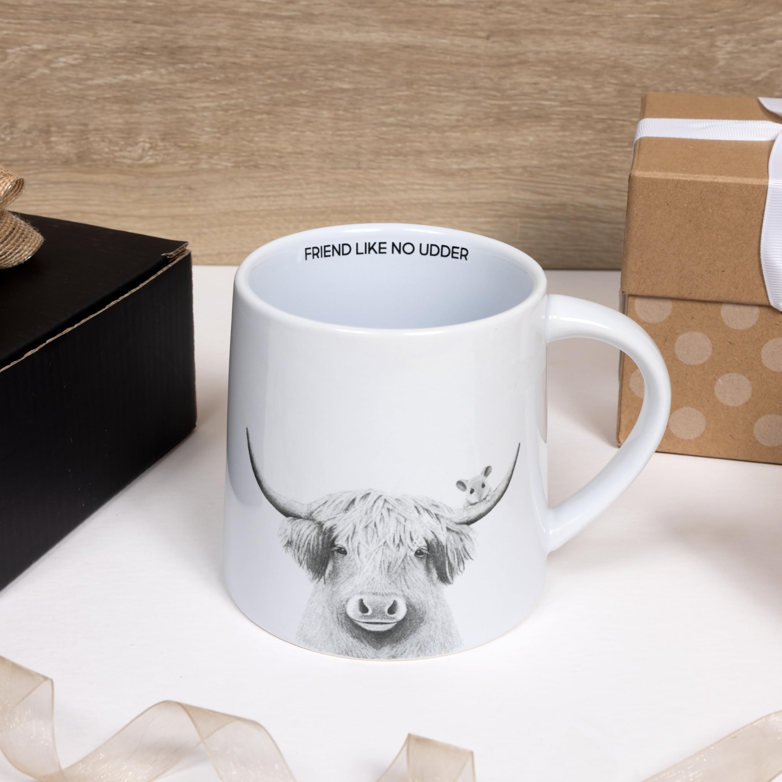 Pavilion Gift Company - Friend Like No Udder - Taza de café de 17 onzas, diseño de vaca de las tierras altas y ratón de campo
