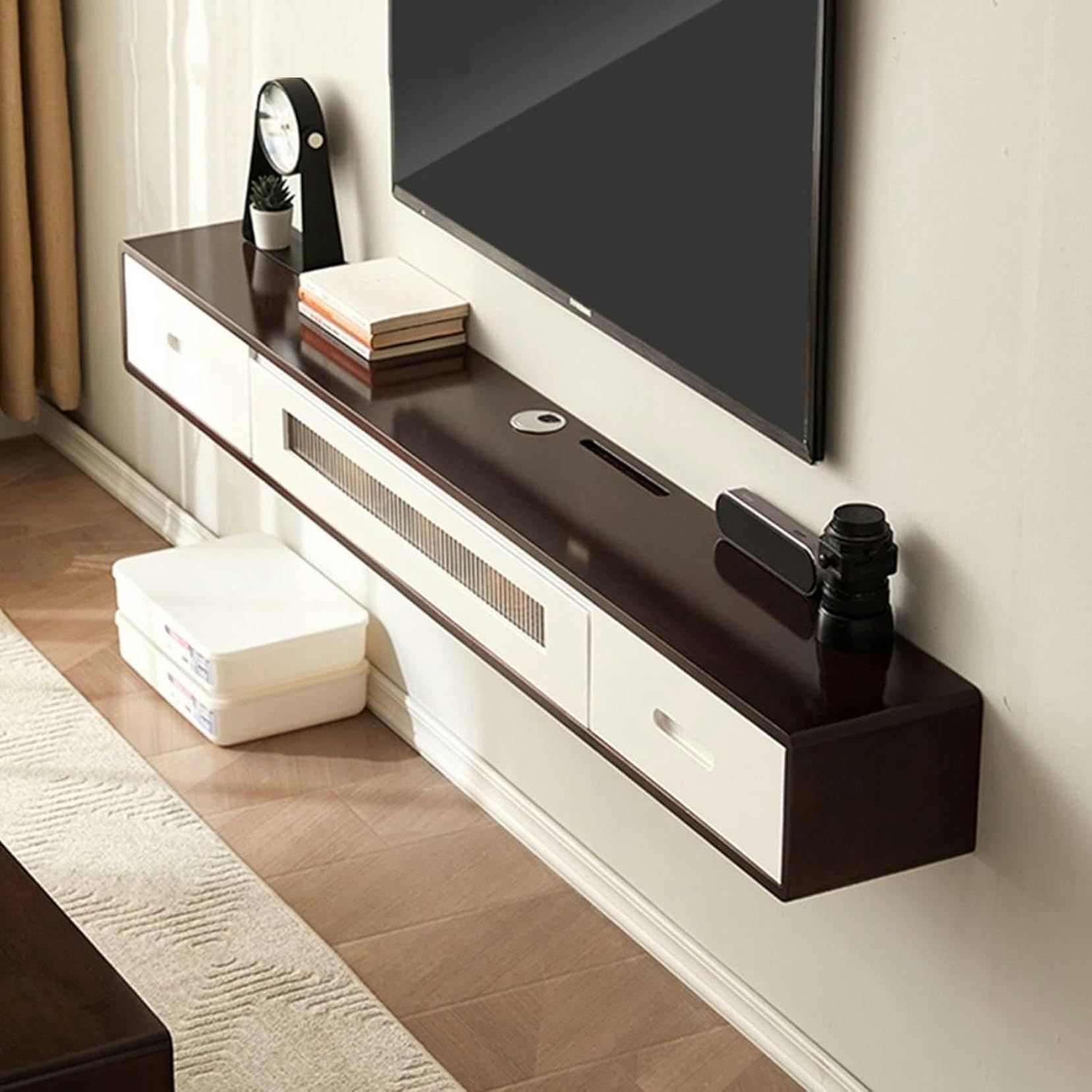 TV lowboard hanging en bois noir pour sublimer vos soirées cinéma en famille