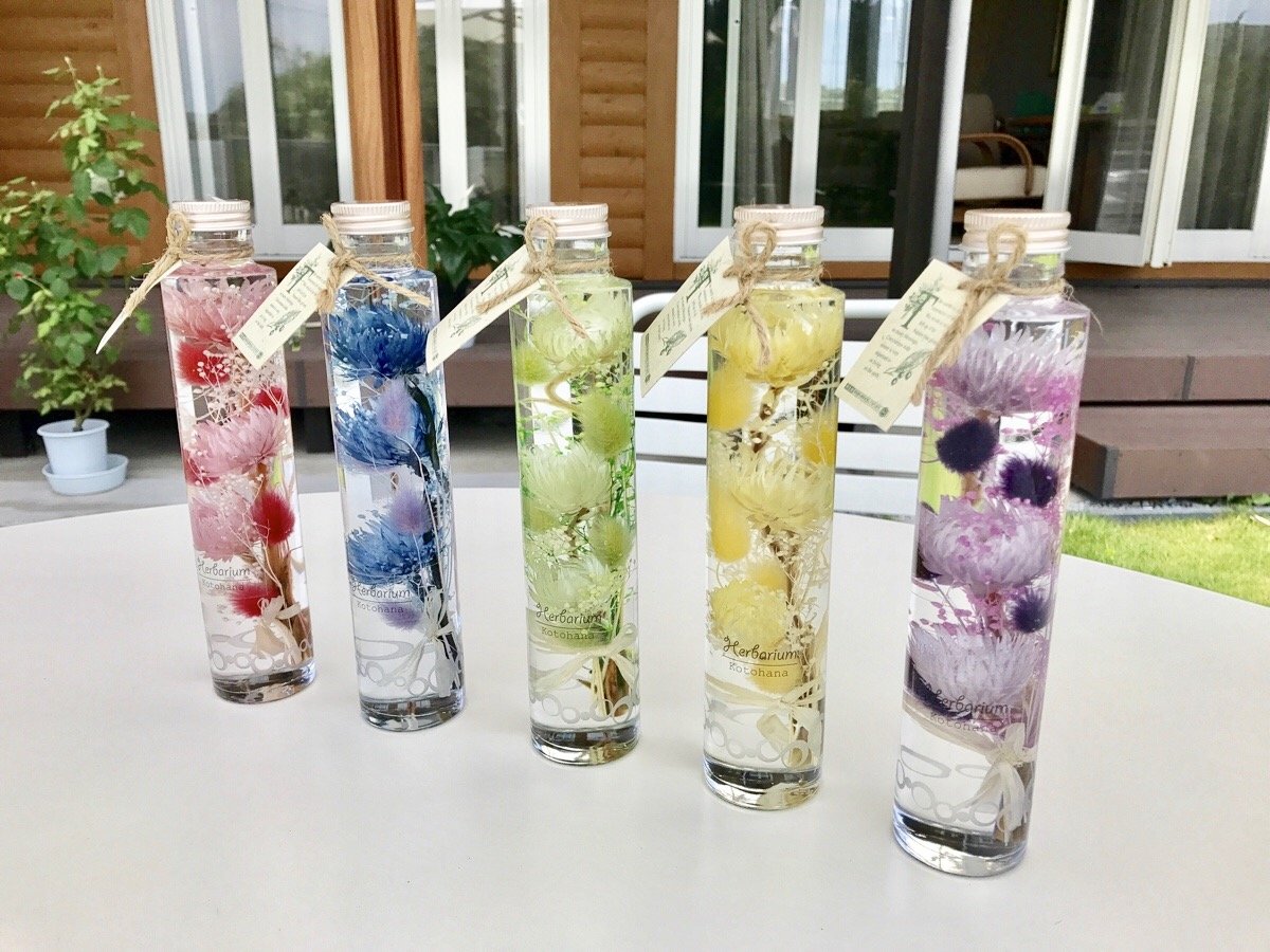 Amazon｜【名入れ5種類から選べるデザインボトル】 ハーバリウム