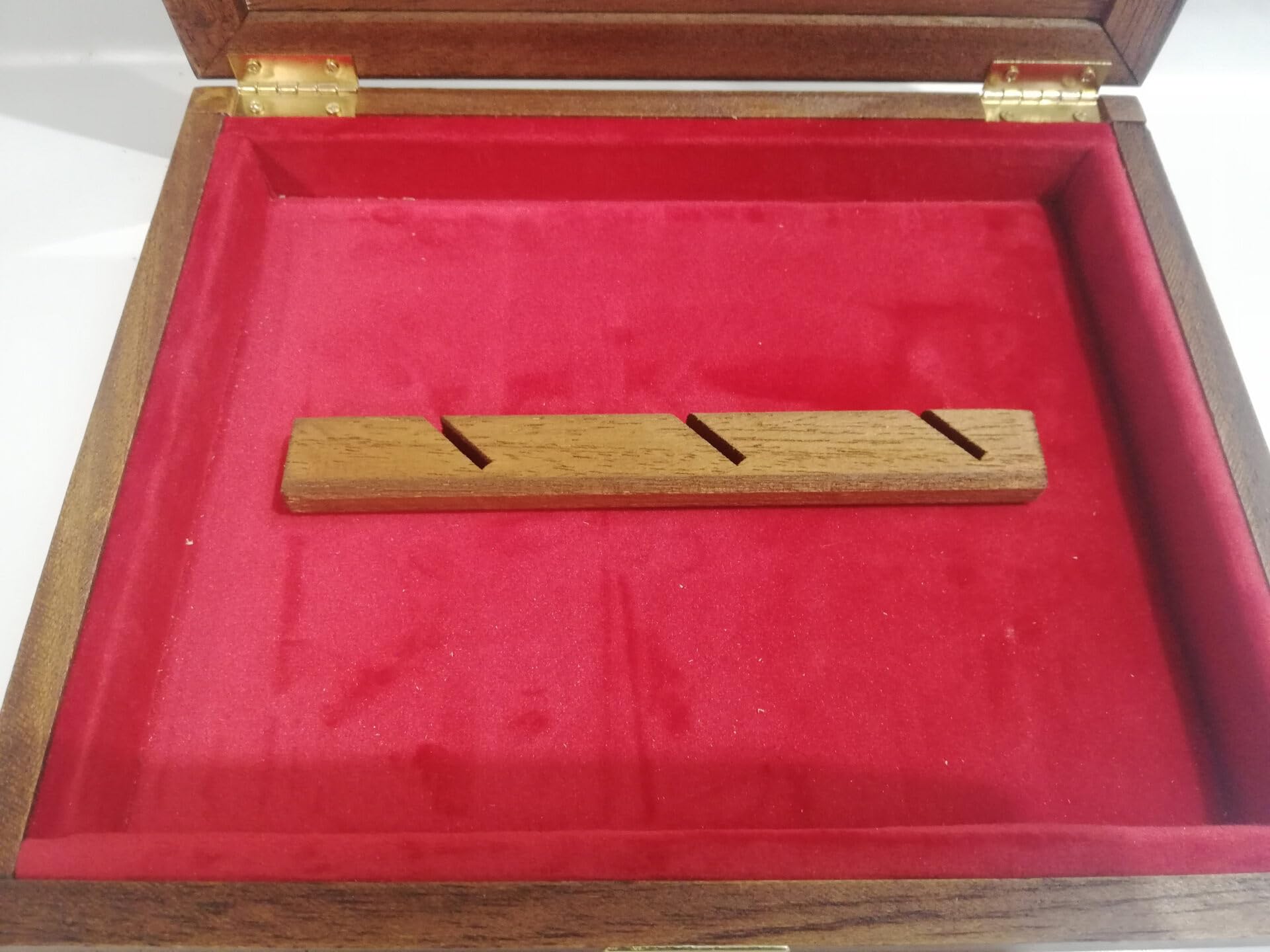 Vitrine en Bois pour Couteaux avec Intérieur en Velours, Coffret de Collection Artisanal avec Gravure Laser, Numéroté avec Certificat d'Authenticité