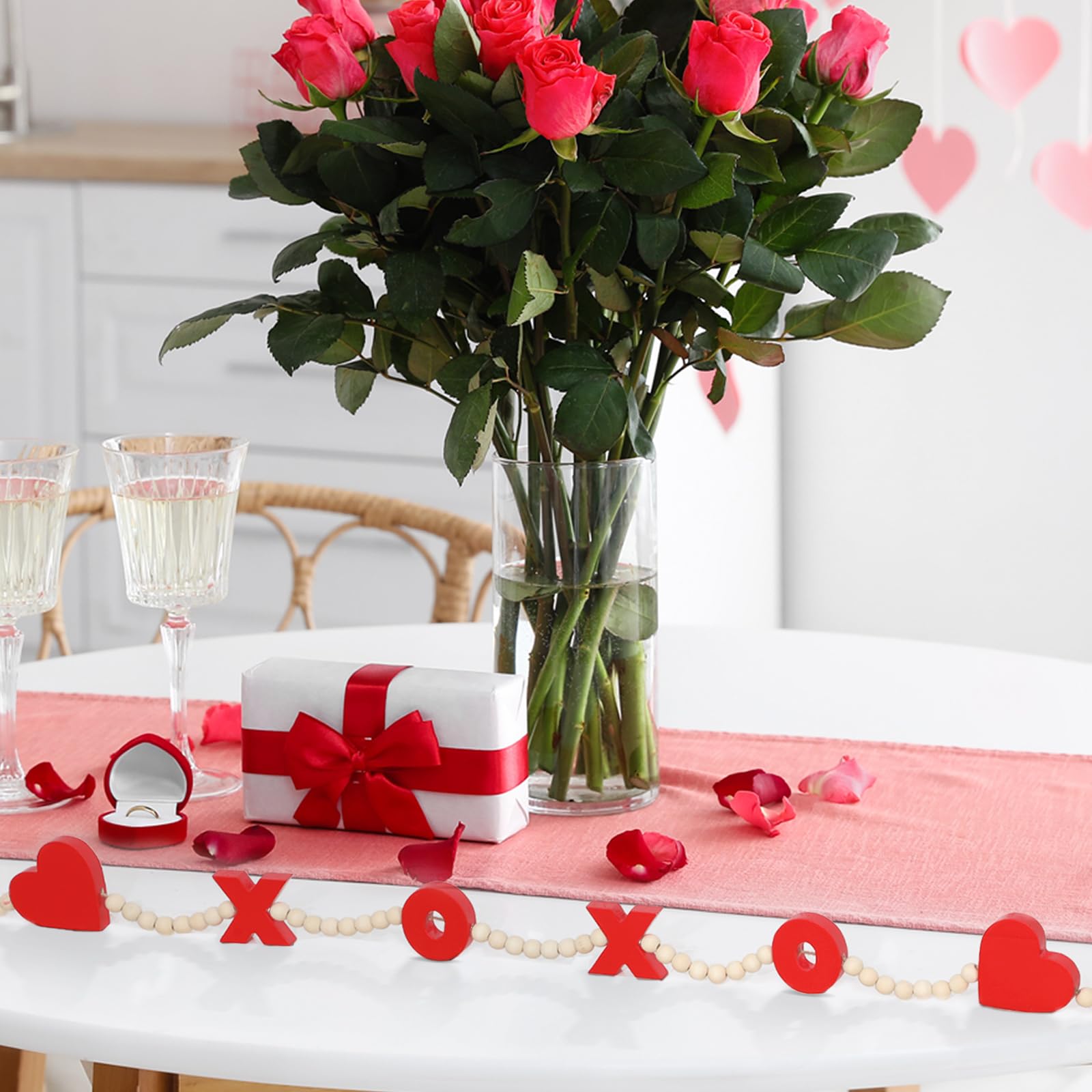Wenqik 120 cm Valentinstag Holzperlengirlande mit Schleife, Quasten und Herzen Perlengirlande Dekor für Valentinstag Geschenk Hochzeit Displays abgestuftes Tablett Bauernhaus Heimdekoration