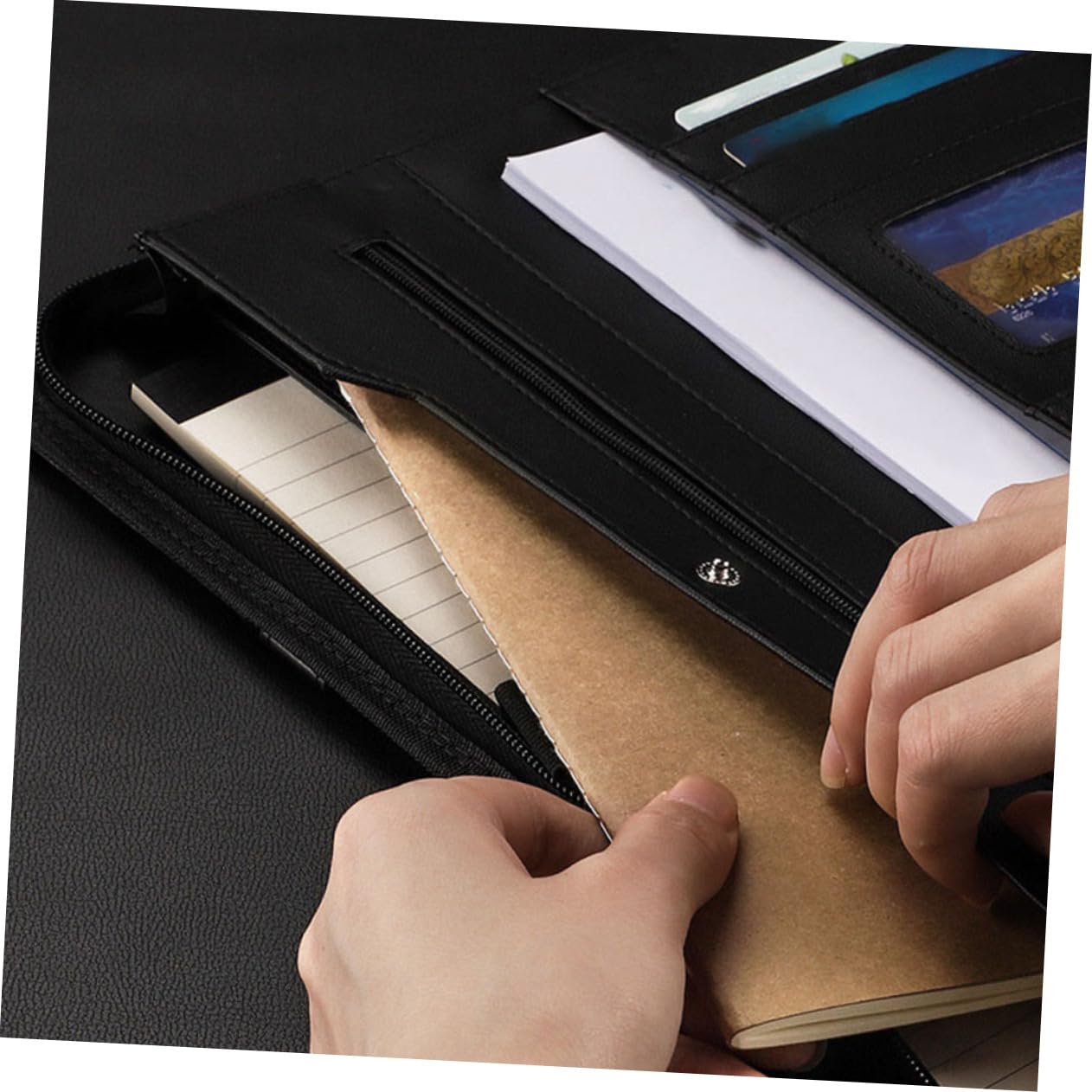 VILLCASE Portafolio de Cuero con Cremallera Carpeta de Portafolios Profesional para Documentos y Reuniones Negocios Hombre Mujer