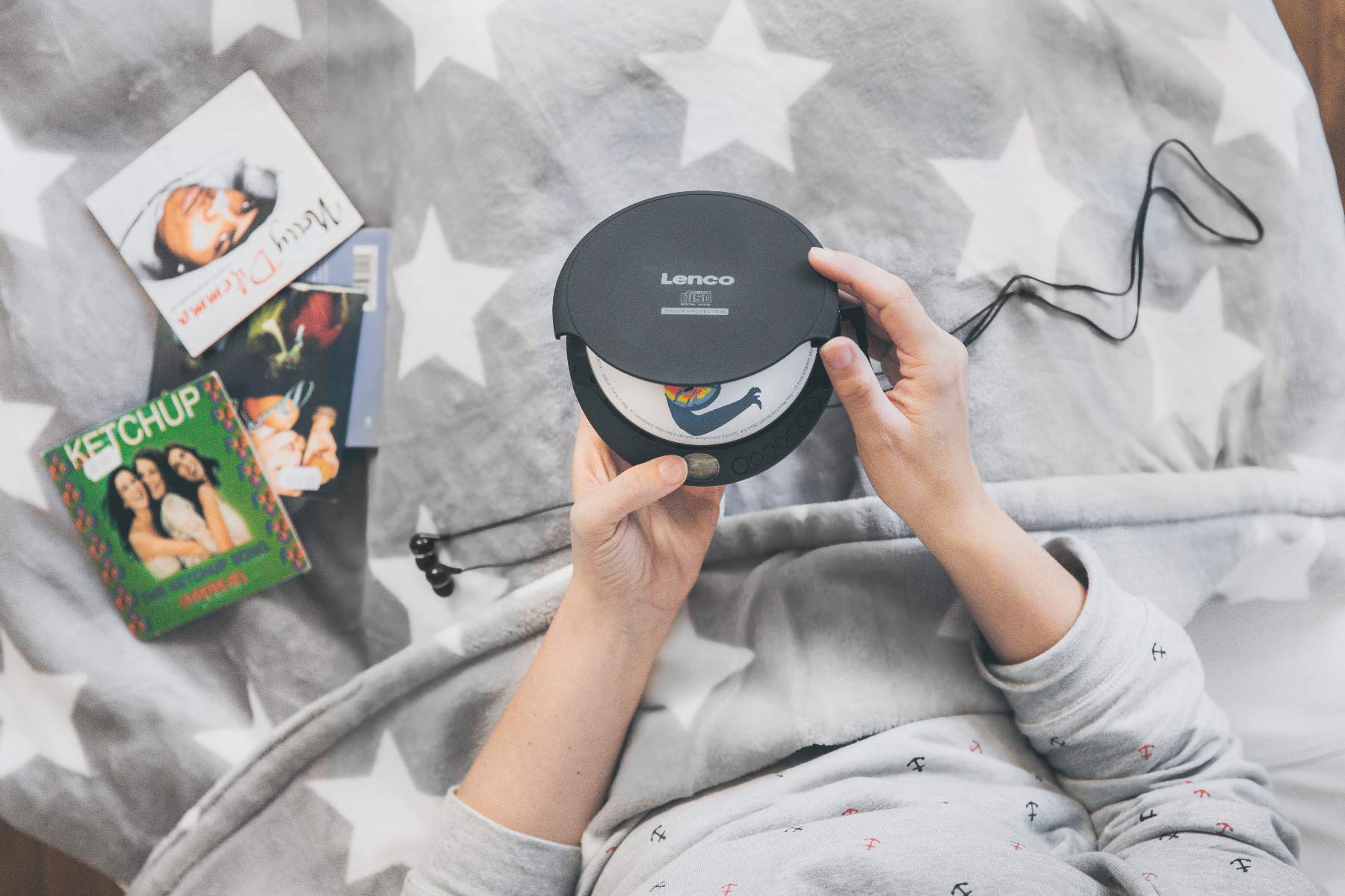 Lenco CD-200 - CD-Player - Auch für Kinder - Discman - Tragbar | CD Spieler- LCD-Display - Anti shock - Hörbuchfunktion - Kopfhörer - H USB-Ladekabel - Schwarz