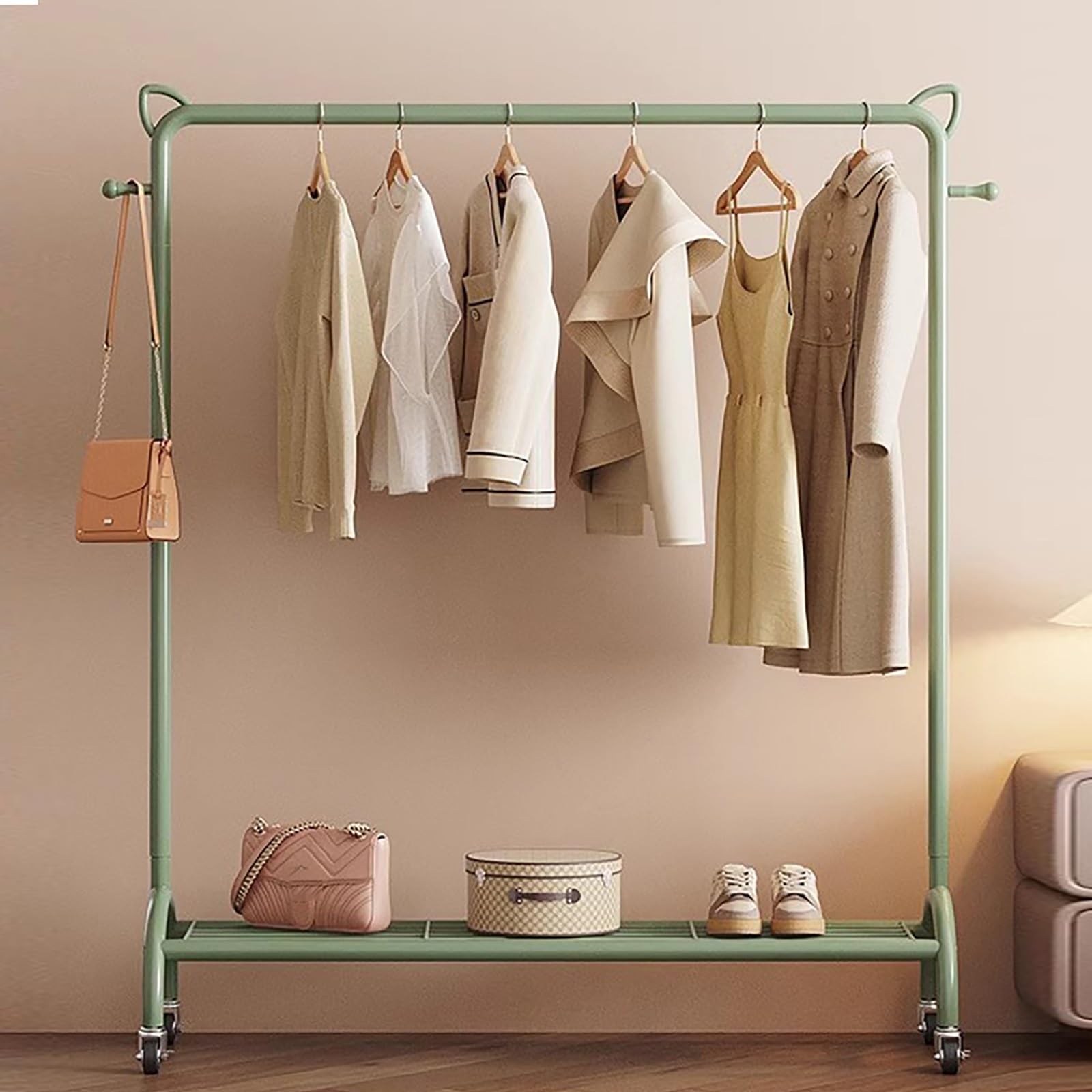 Portant à vêtements avec étagères pour organiser les robes et manteaux dans la chambre