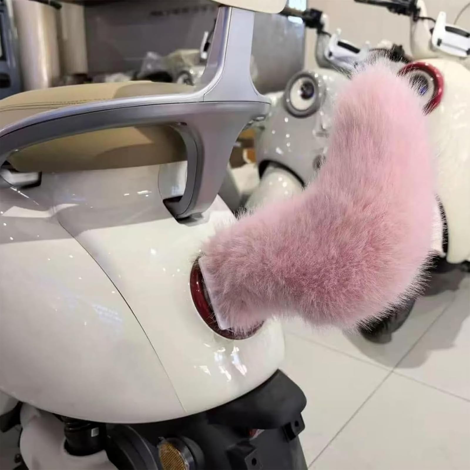 Generico Coda per auto elettrica telecomandata, graziosa decorazione per auto a forma di coda di animale pelosa che scodinzola, decorazione per con code di animali elettriche ﻿ (M)