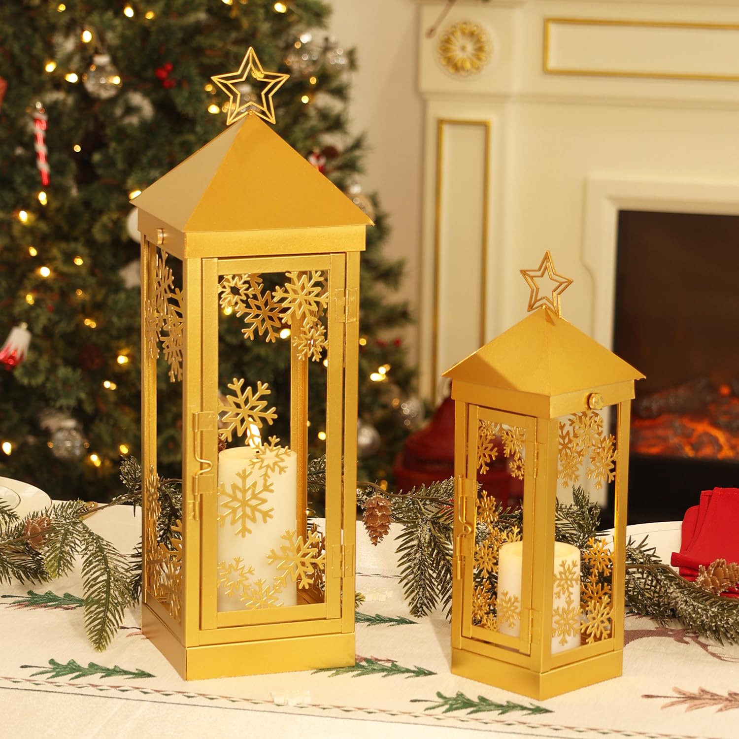 NEEDOMO Weihnachtsdekoration für Zuhause, dekorative Weihnachtslaterne, Innen- und Außenbereich, Metall-Kerzenhalter zum Aufhängen, mit Weihnachts-Schneeflocken, Sternen und LED-Kerze für