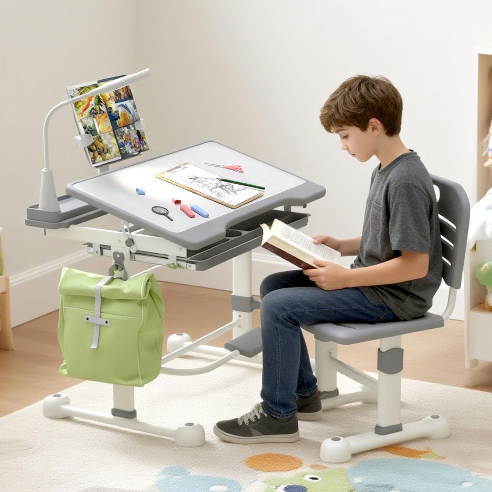 Ensemble Bureau et Chaise pour Enfants 3 à 12 Ans Chaise Bureau Enfant Fonctionnelle Hauteur Réglable Plateau Inclinable à 45° Lampe Led Support de Lecture Boîte à Stylos Tiroir et Porte-gobelet, Gris