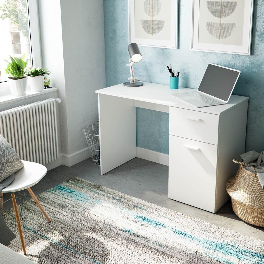 Habitdesign Mesa de Estudio con 1 Cajon y 1 Puerta, Mesa de Escritorio o Despacho, Modelo Just, Acabado en Color Blanco Artik, Medidas: 108 cm (Largo) x 73 cm (Alto) x 50 cm (Fondo)
