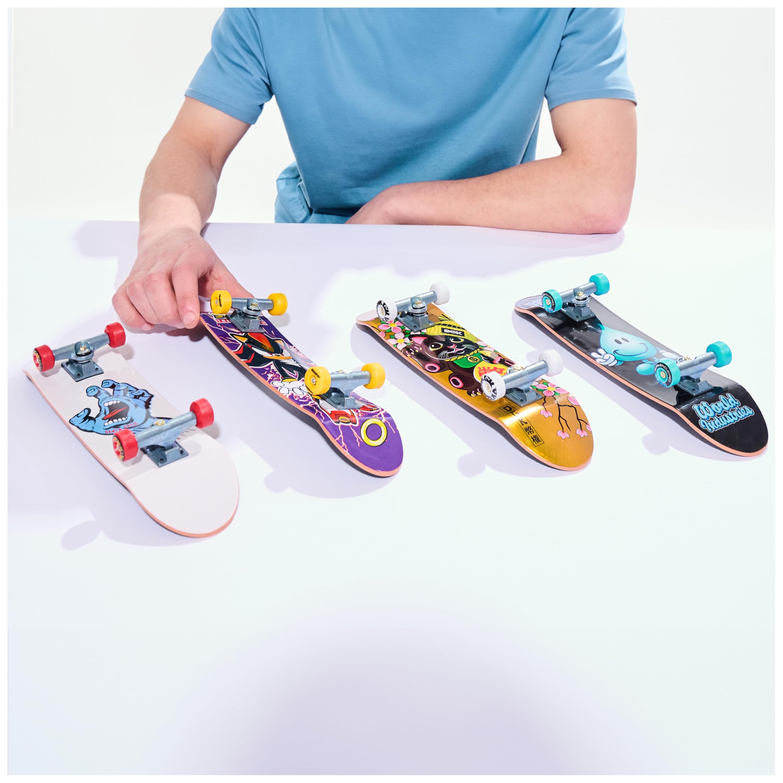 Tech Deck, Santa Cruz Handboard, Mini Skateboard Autentici, Giocattoli per Bambini e Bambine da 6 Anni in su (da Usare Solo con Le Mani)
