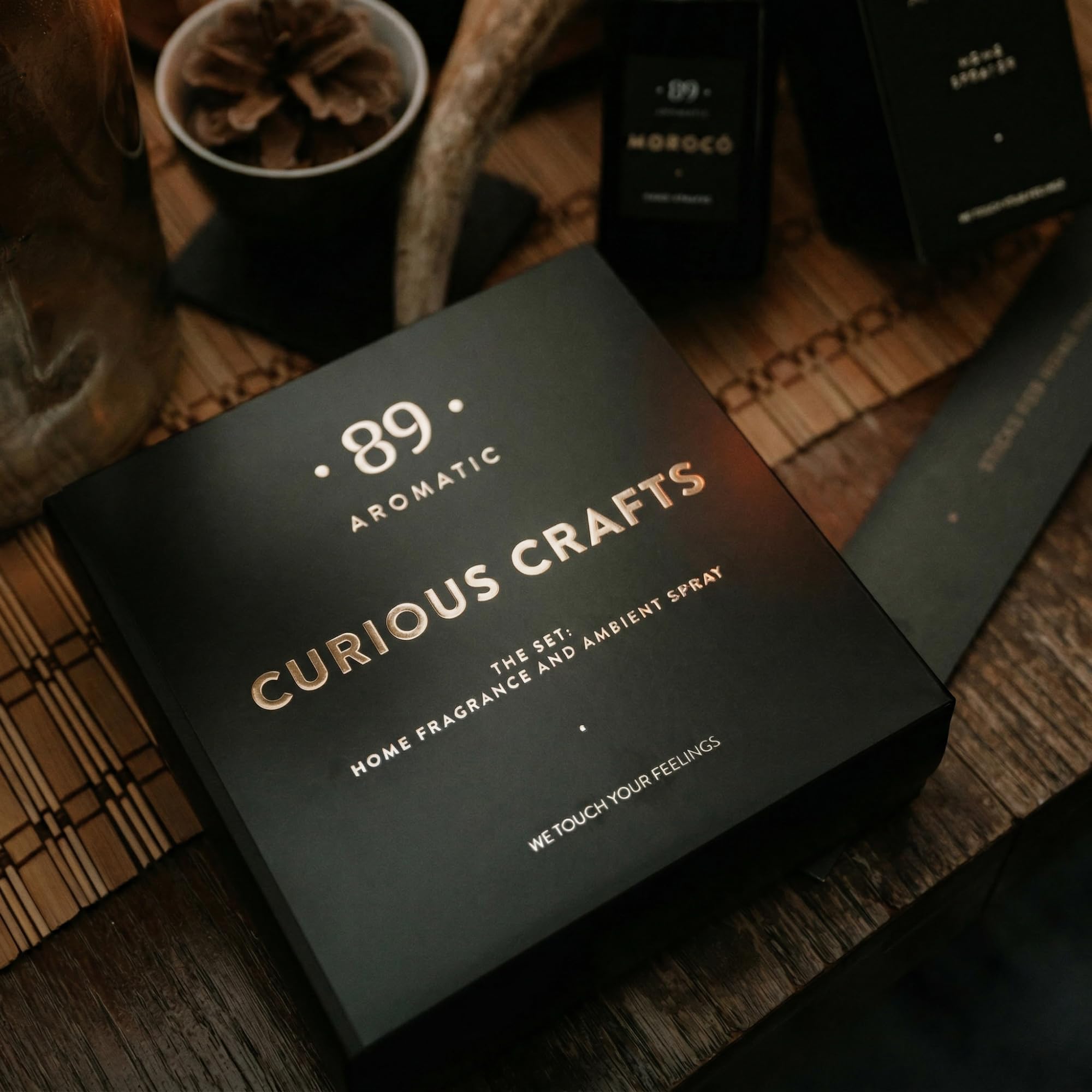 Aromatic •89• Coffret Cadeau Parfum d'ambiance – Citron, Safran et Patchouli – Spray d'ambiance & diffuseur à bâtonnets parfumés – Parfum Maison Longue durée & idée Cadeau