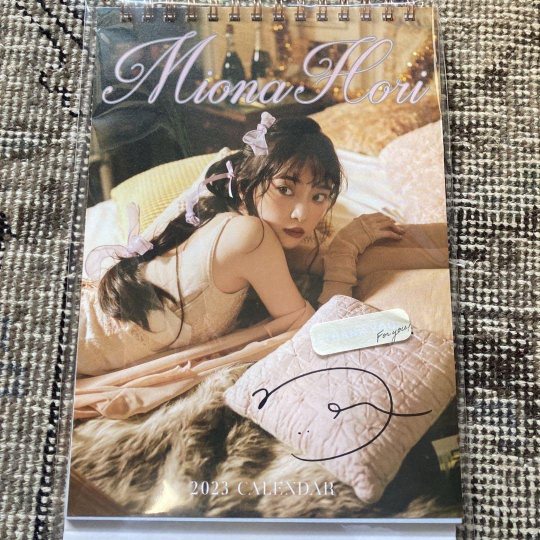 堀未央奈 卓上カレンダー2022,23年サイン入りファンクラブ限定100個 乃木坂46 OFFICIAL WEB SHOP | 乃木坂46 グッズ通販サイト