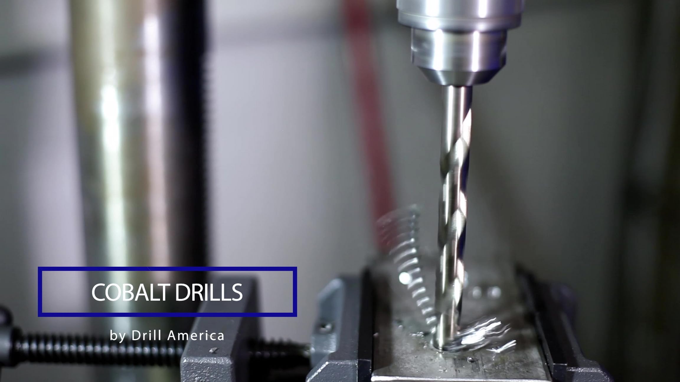 Drill America DWD29J-CO-SET Qualtech 29-częściowy zestaw wierteł ze stali kobaltowej długość jobbera zestaw w metalowej etui, wykończenie z tlenkiem złota, okrągły chwyt, spirala flet, punkt podziału 135 stopni, rozmiar 1/16 cala do 1/2 cala