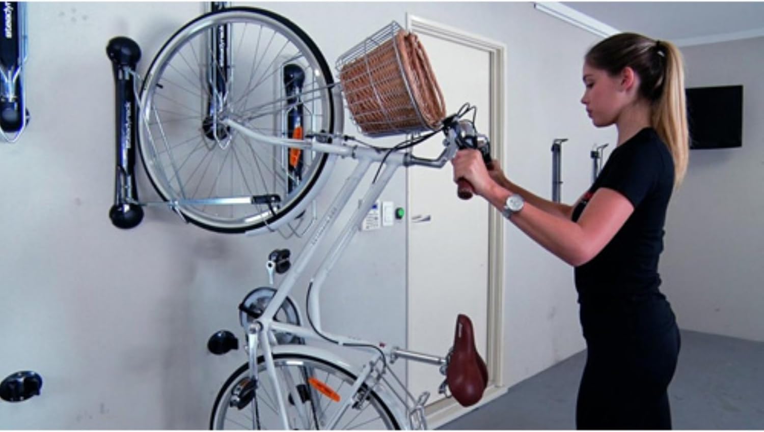 Steadyrack Porte-Vélos - Support Mural Garde-Boue en Métal Robuste, Design Pivotant 160° pour Gain d'Espace - Image détaillée