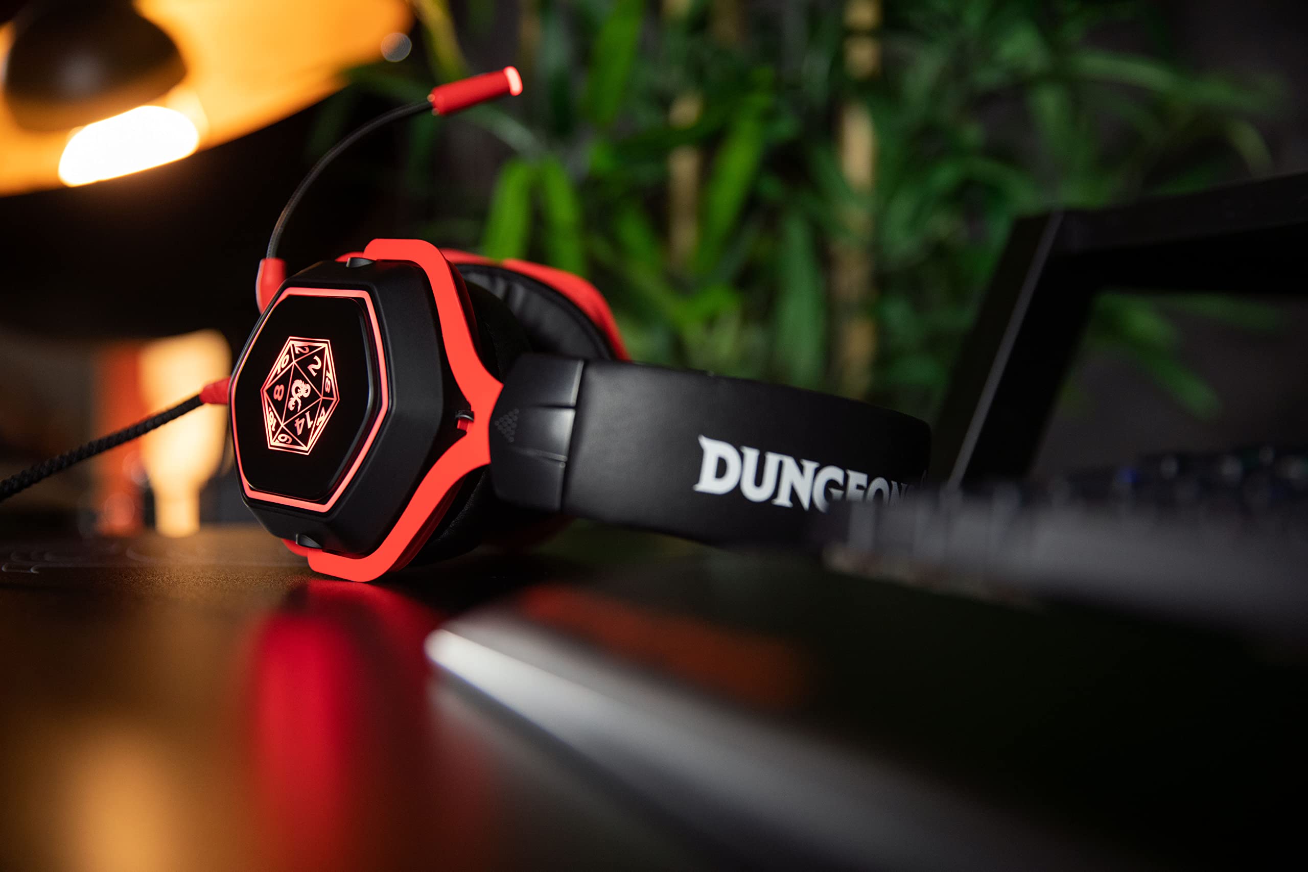 Konix Dungeons & Dragons Auriculares Gaming con Cable D20 para PC - Altavoces de 50 mm - Micrófono - Cable USB de 2 m - Retroiluminación - Negro y Rojo