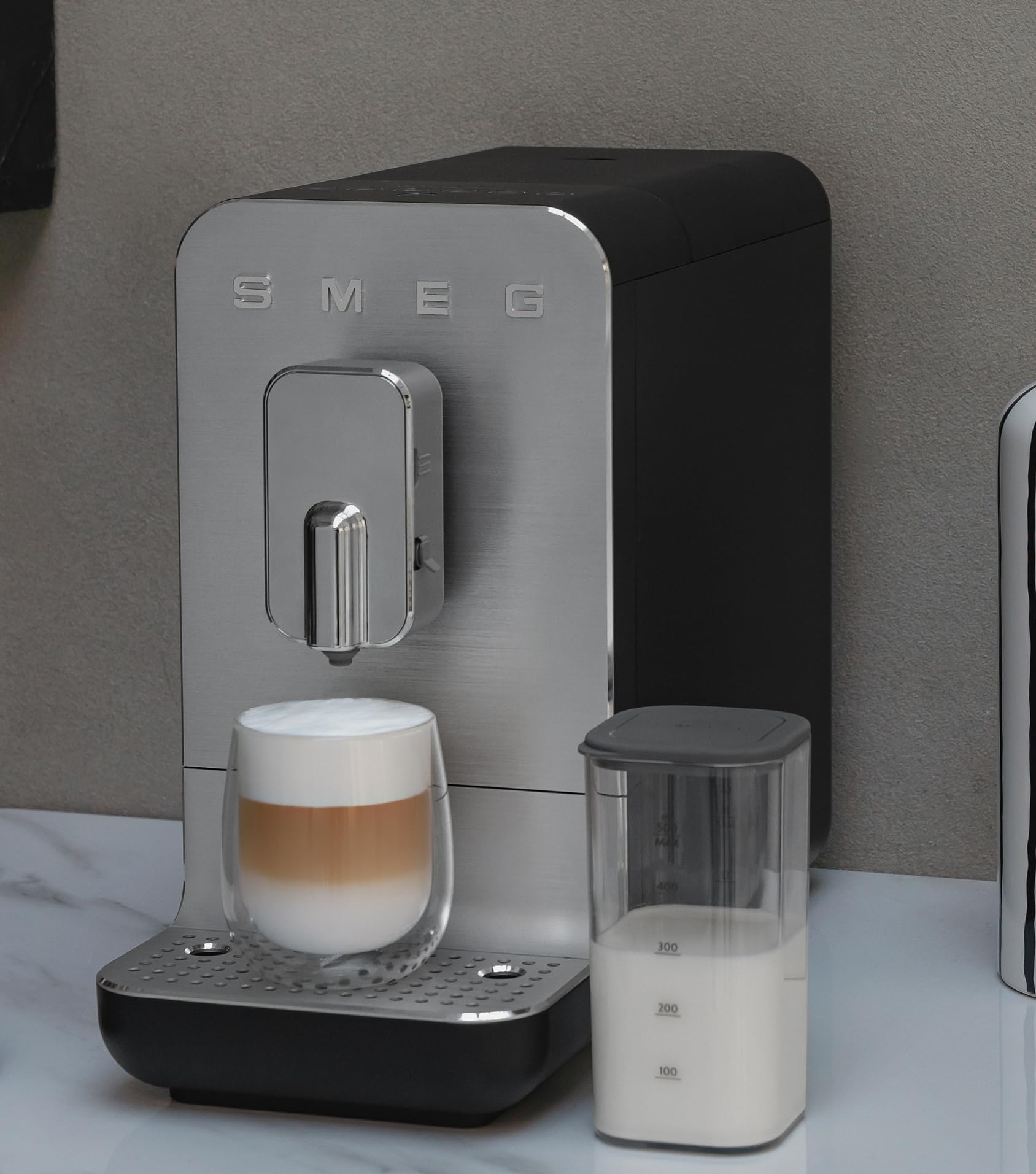 Smeg BCC13EGMEU Automatische Espressomaschine 1350W 1,4L Milchsystem Integrierte Kaffeemühle Thermoblock
