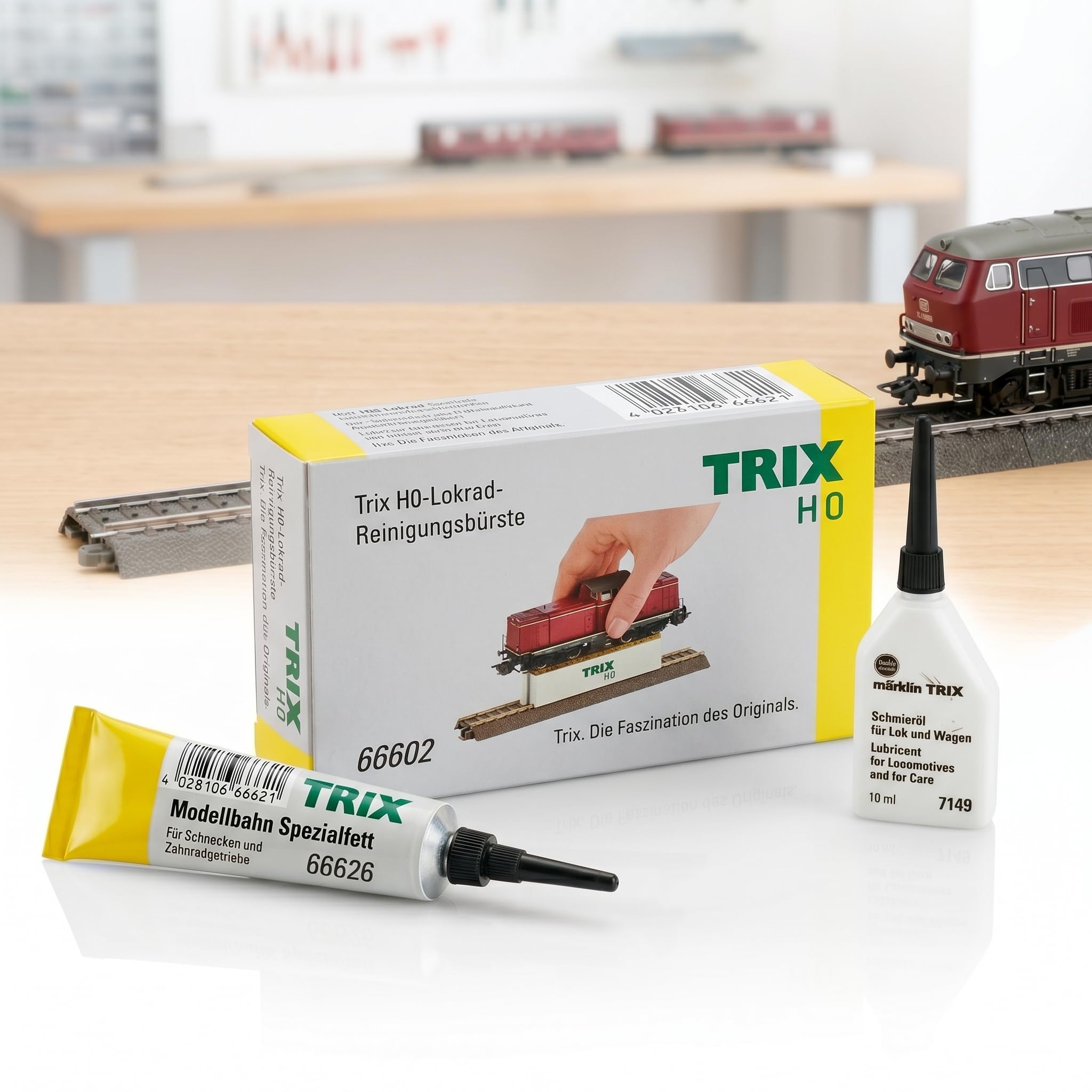 Kit Manutenzione Locomotiva H0 con Spazzola Trix 66602, Grasso Trix 66626 & Olio Märklin 7149 | Set per la Cura Modellismo Ferroviario | 1x Personaggio H0 da Collezione Casuale