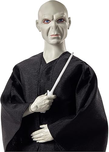Miniatura 7 de Mattel Juego de regalo de 2 unidades de Harry Potter: Voldemort de 12 pulgadas y muñecas de Harry de 10.5 pulgadas con moda y varitas inspiradas en