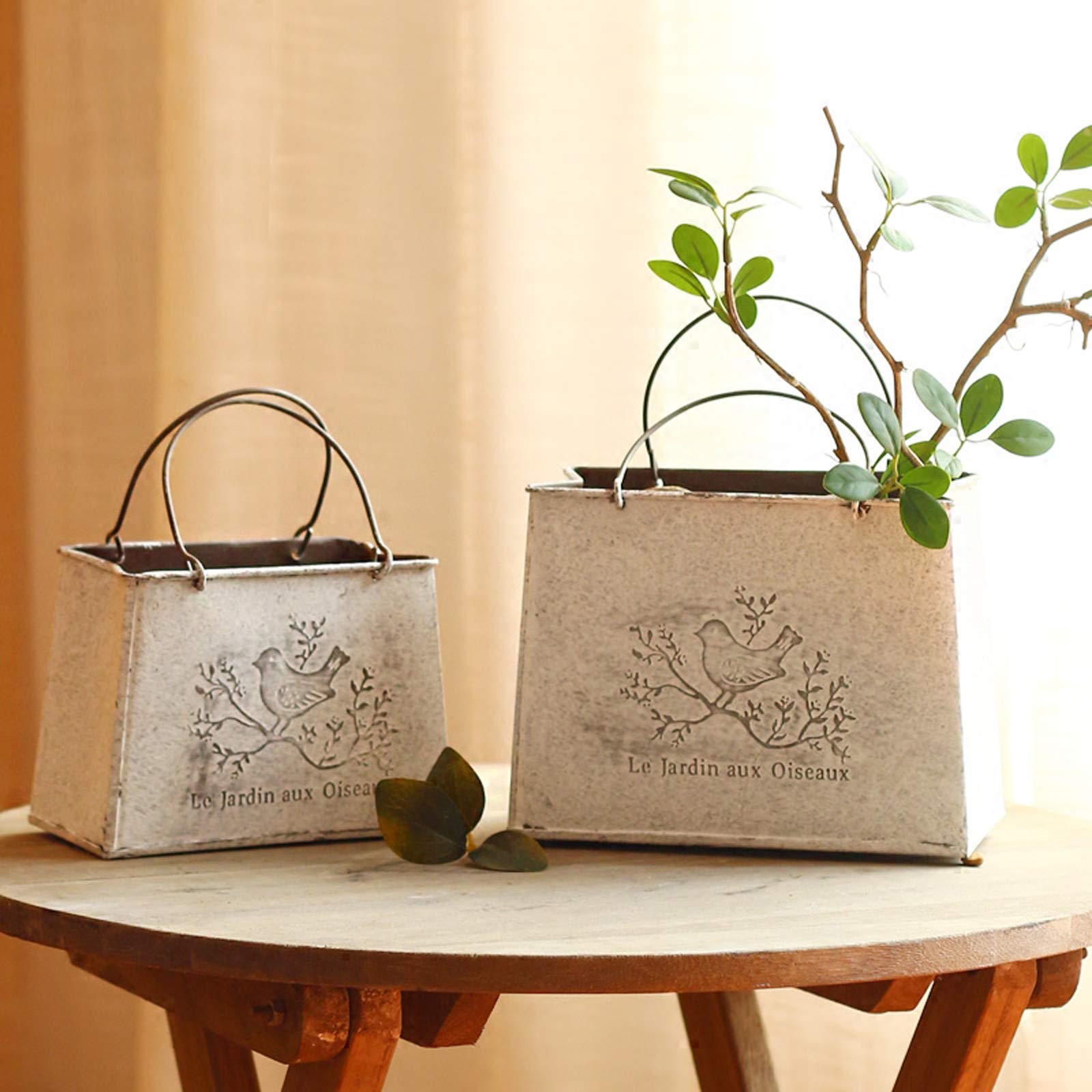 RISEON Set of 2 Vintage Rustic White Galvanized Metal Wall Pocket Planter,Flat Bucket Metal Flower Vase with Handle Country Farmhouse Decor Flower Holder Pot for Home Indoor Outdoor Garden