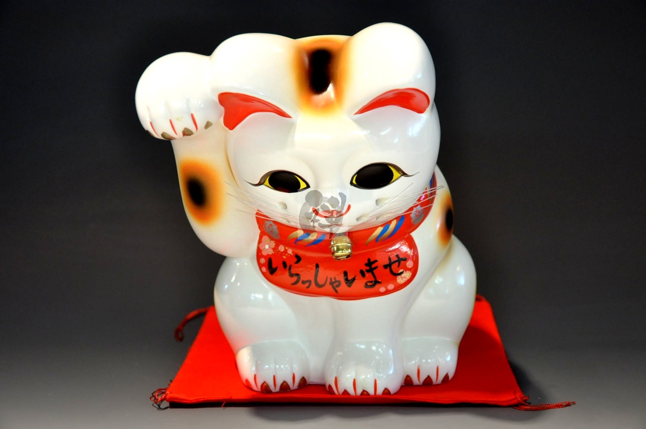 Amazon.co.jp: 常滑焼 招き猫 おじぎ猫座布団付 8号 [2884] 175/210 