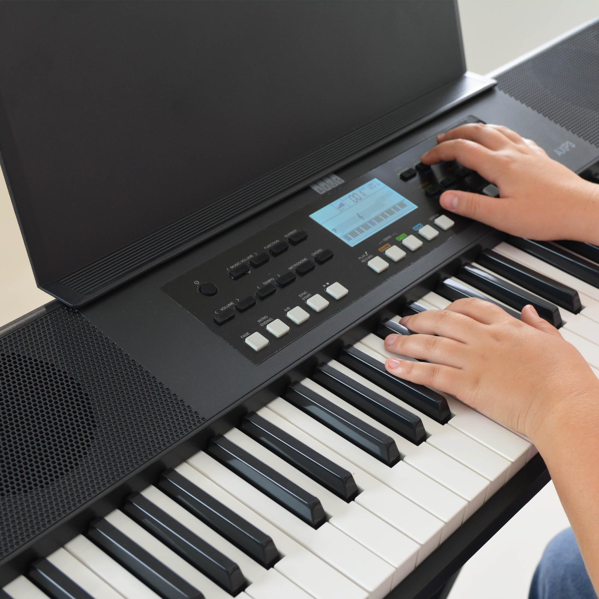 Axus 61 Key Keyboard Piano, Przenośna, Czuła Na Dotyk, Lekka, Wąska Klawiatura Z Uchwytem do Przenoszenia, Zasilaczem, 450 Głosami i Pulpitem pod Nuty