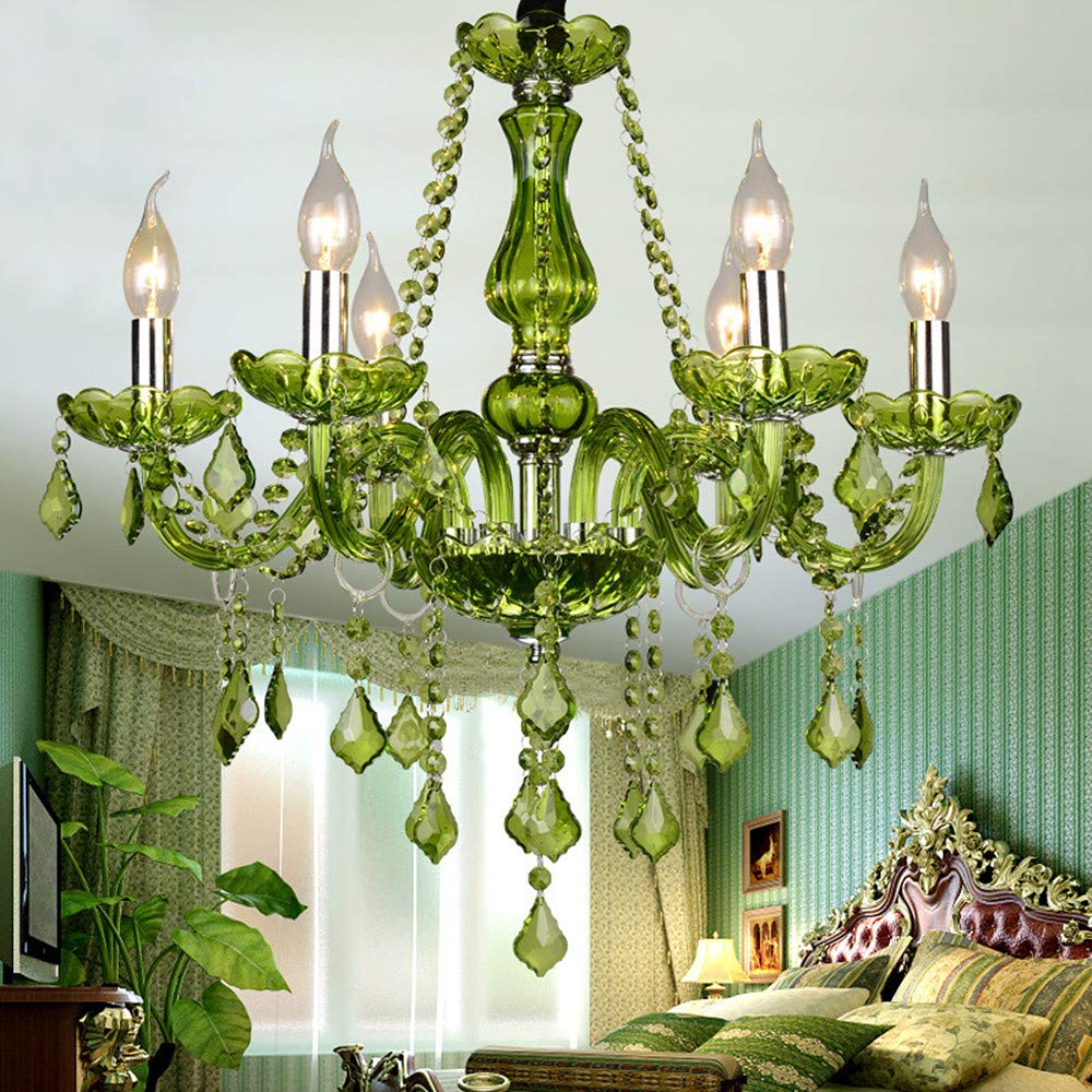 Luminaire en cristal vert contre les salons sombres et sans personnalité