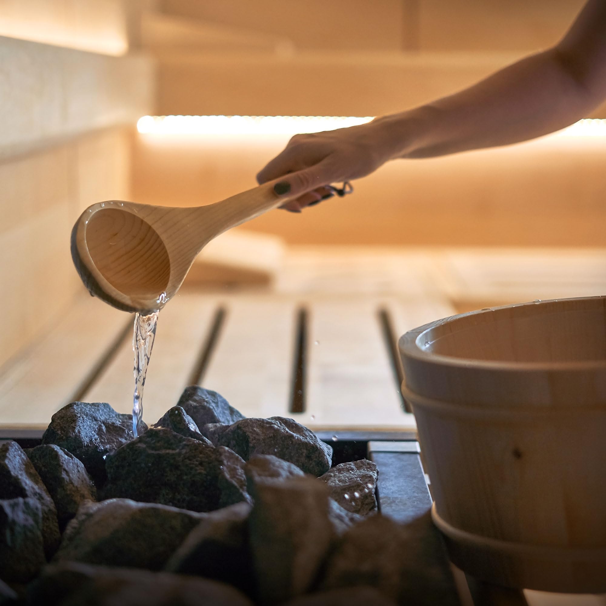 LuxeBath Kit Accessori Sauna in Legno di Pino Massiccio, Collezione Benessere 4 Pezzi, Secchiello per Infusione con Mestolo, Misuratore Termo Igrometrico e Clessidra 15 Minuti, Recipiente 4,5 L