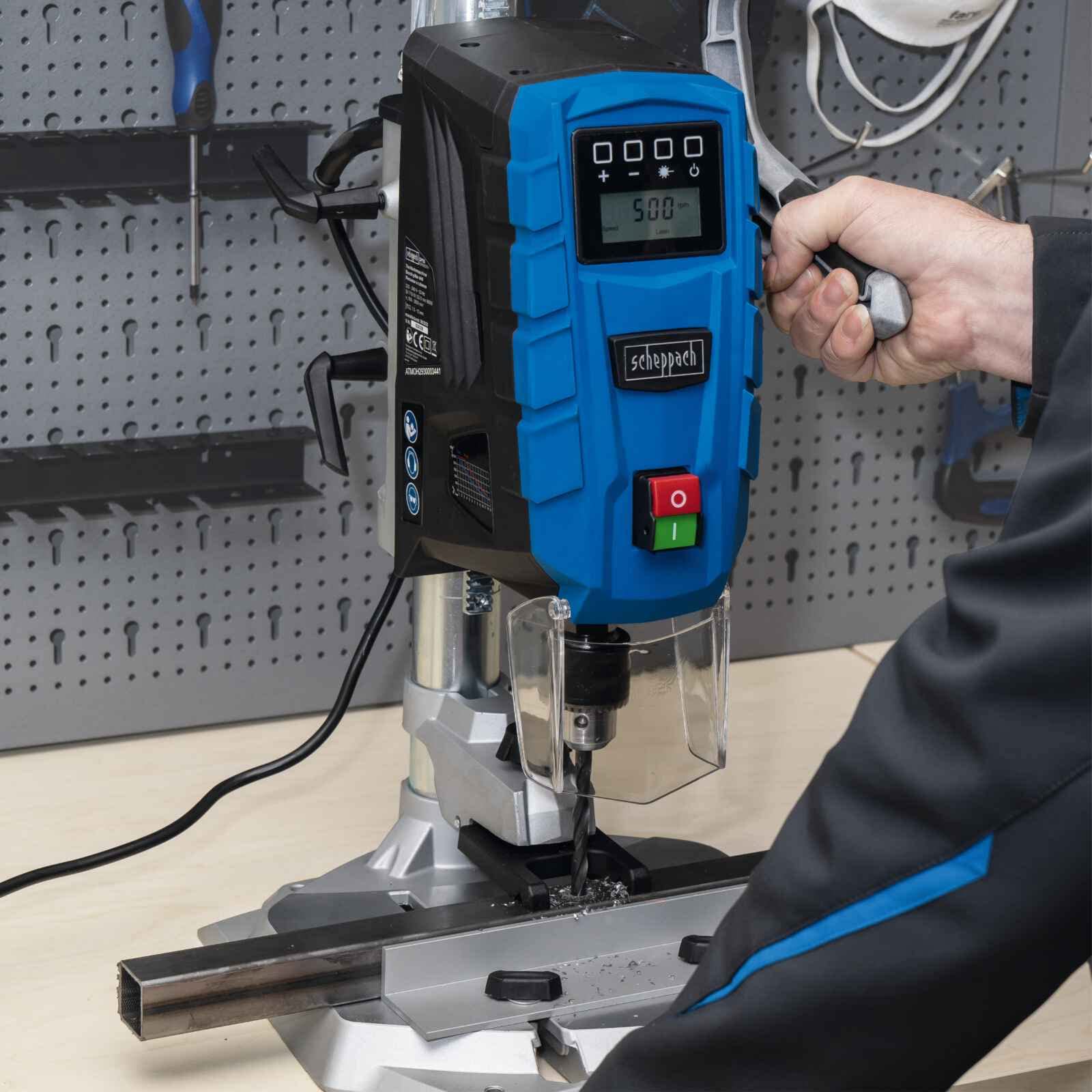 Scheppach DP55 Tischbohrmaschine Bohrmaschine Säulenbohrmaschine | max. Bohrung 13mm | LED Laser | 710 W Leistung | Drehzahl 500–2600 min-1 | Bohrfutterspannbereich 1,5–13mm | Digitaldisplay & Laser